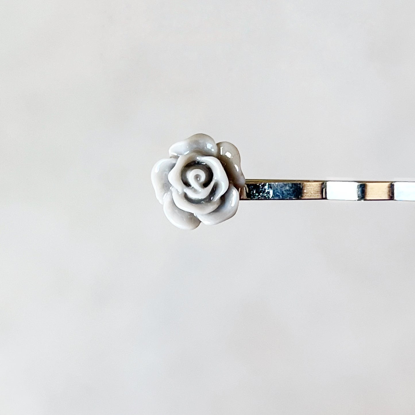 Gray Flower Rhinestone Hair Pins: Elegant Accents for Stylish Hairdos