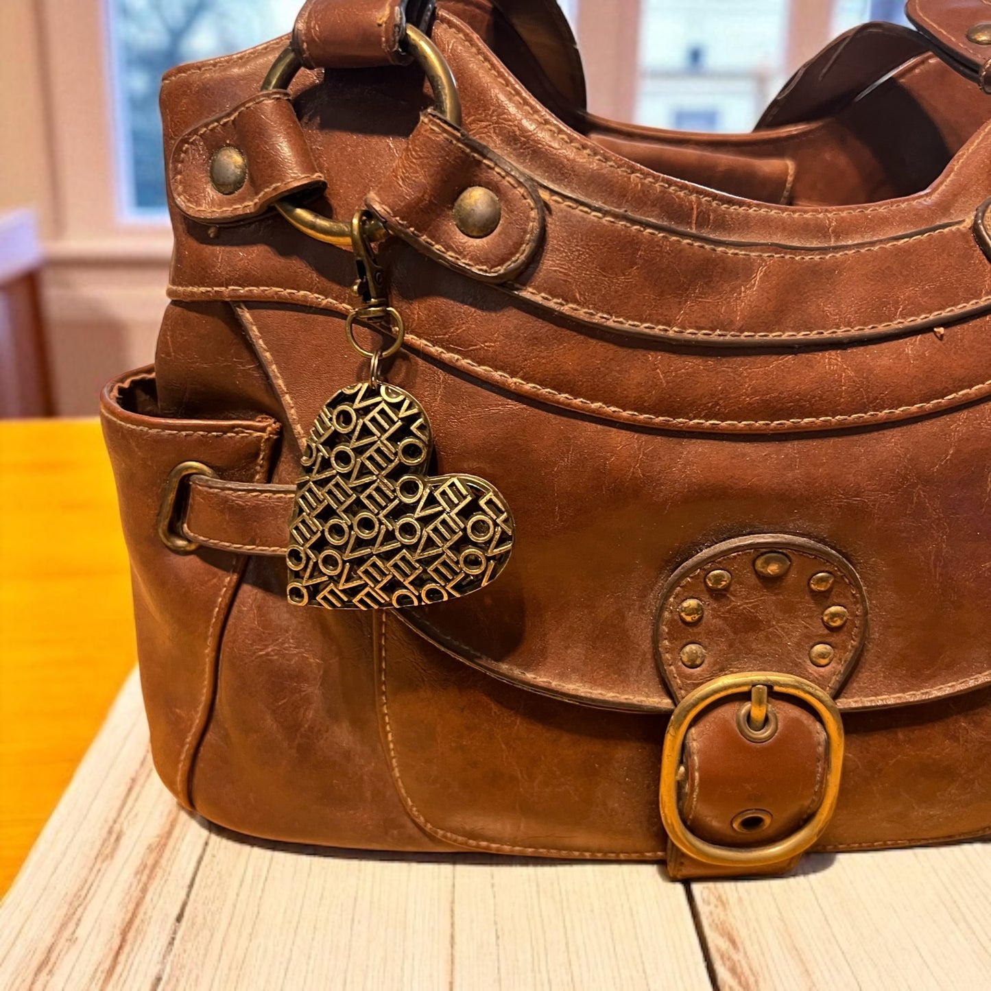 Encanto del bolso del llavero del tirón de la cremallera del corazón de latón con la palabra de amor grabada