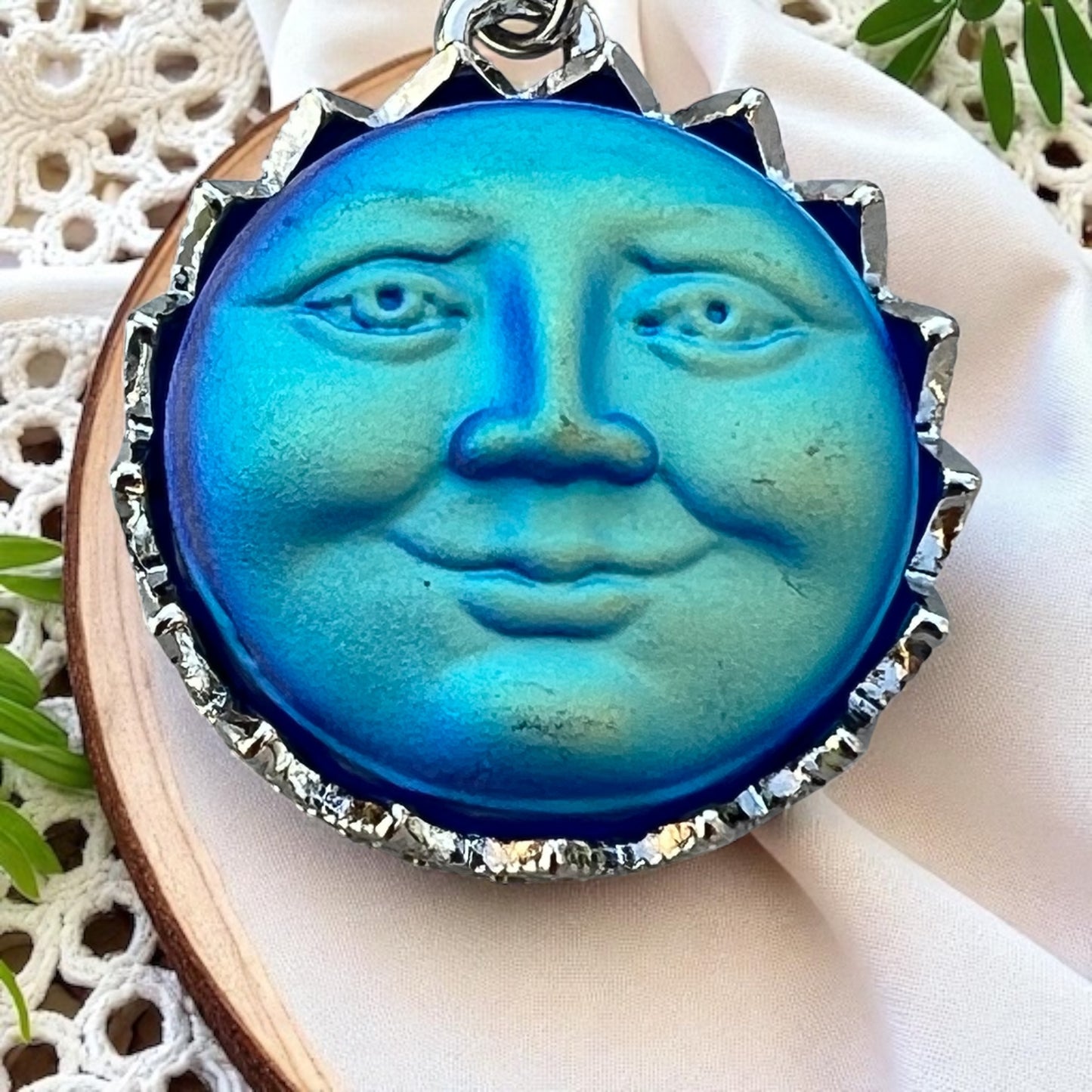 Blue Sun Face Purse Charm – Retro Celestial Keychain for Her
