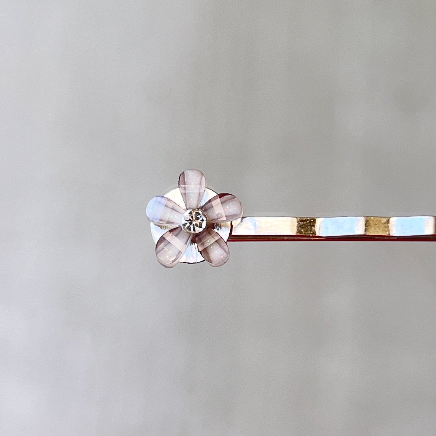 Gray Flower Rhinestone Hair Pins: Elegant Accents for Stylish Hairdos