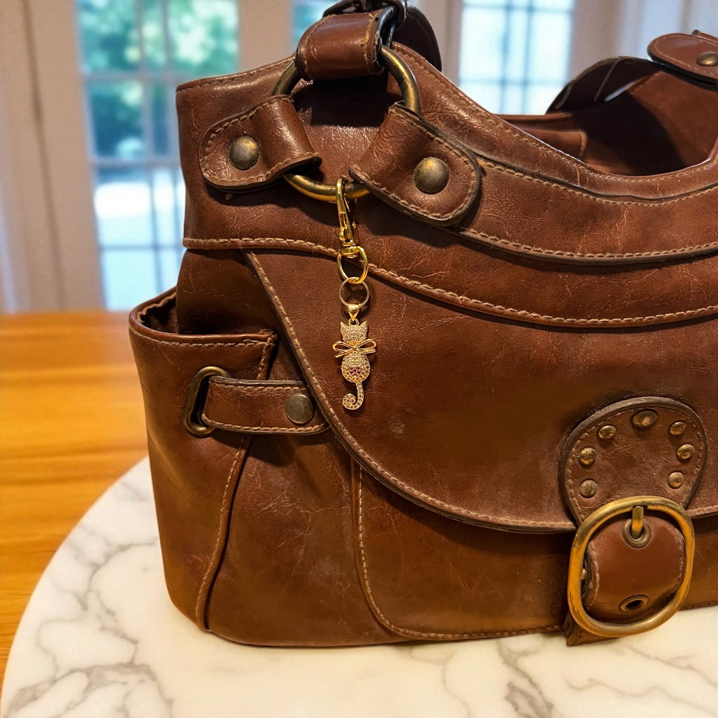 Delicado gato chapado en oro de 18 quilates con circonita cúbica y dije para bolso en forma de corazón rosa