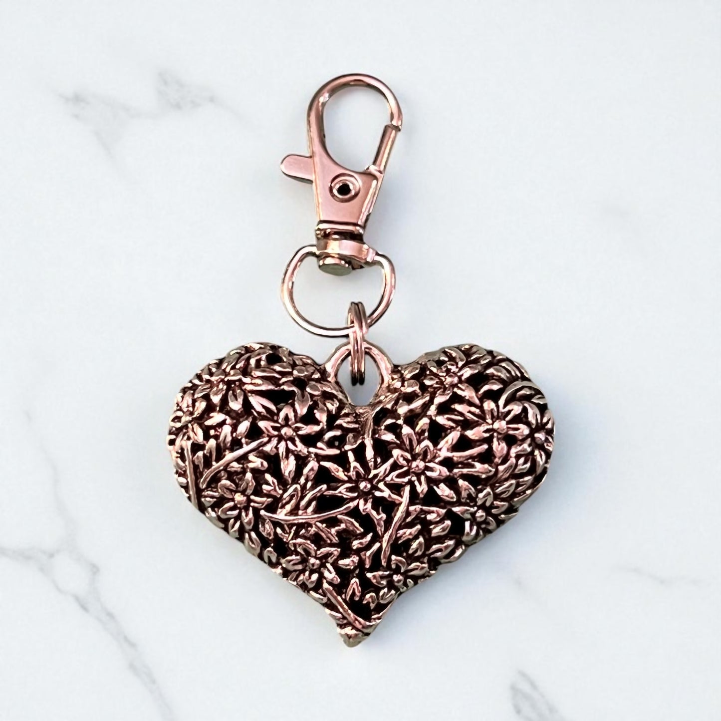 Encanto del bolso del llavero del tirón de la cremallera del corazón de plata con las flores grabadas