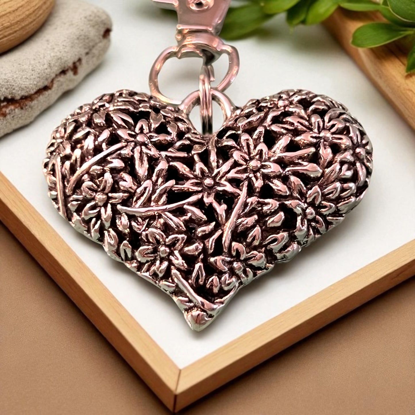Encanto del bolso del llavero del tirón de la cremallera del corazón de plata con las flores grabadas