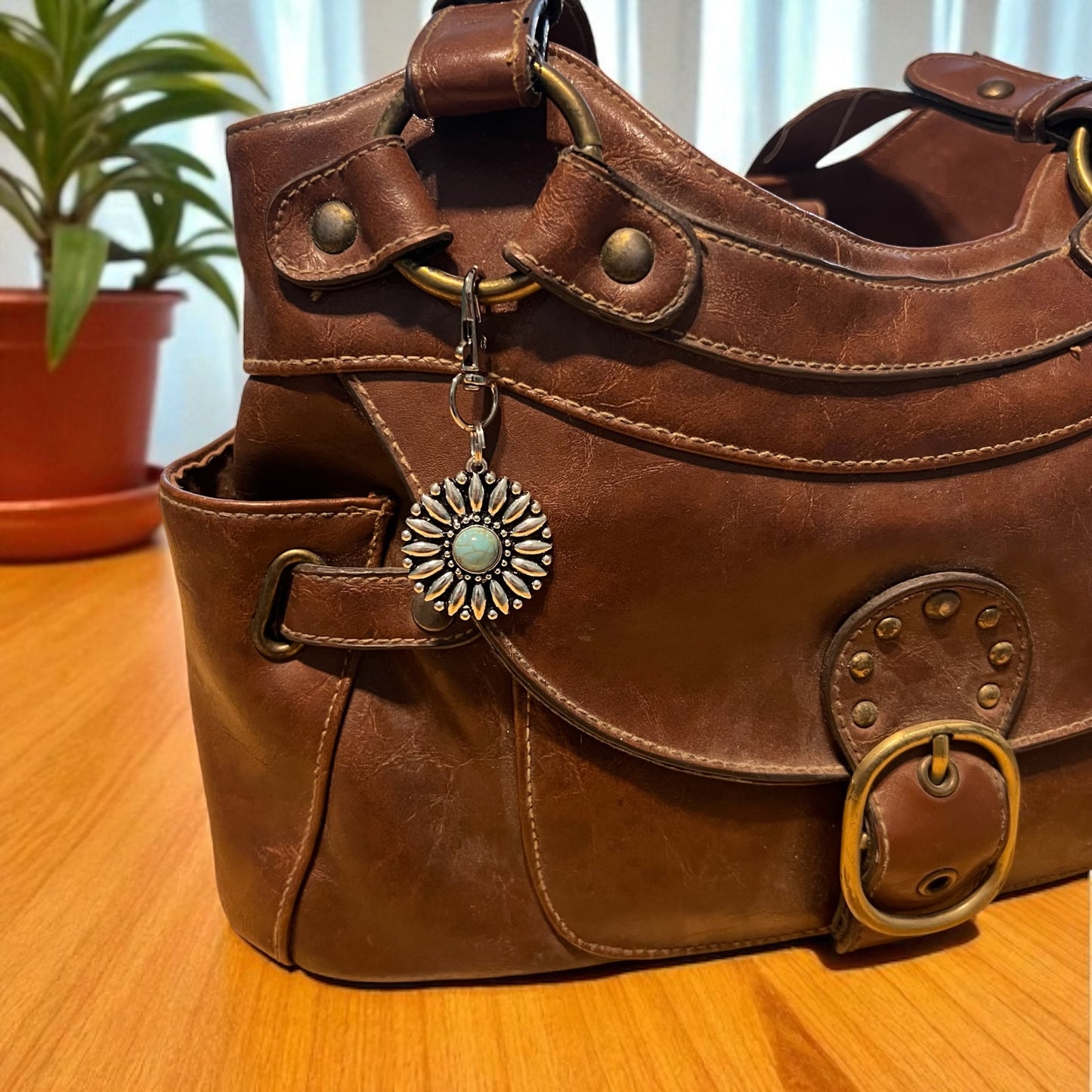 Charm para bolso con tirador de cremallera y color turquesa occidental