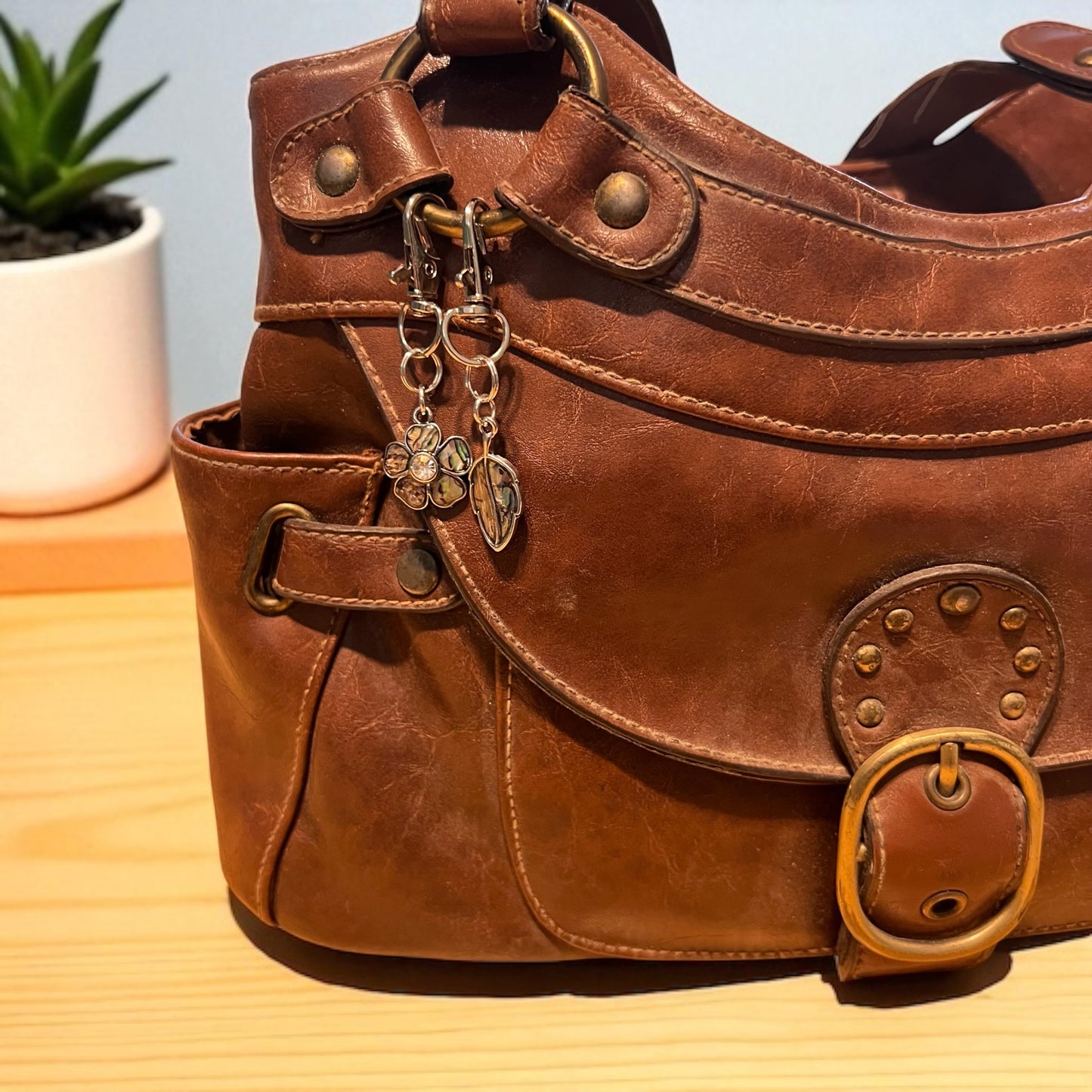 Encanto del bolso del llavero del tirón de la cremallera de la flor y de la hoja con las conchas de abulón incrustadas