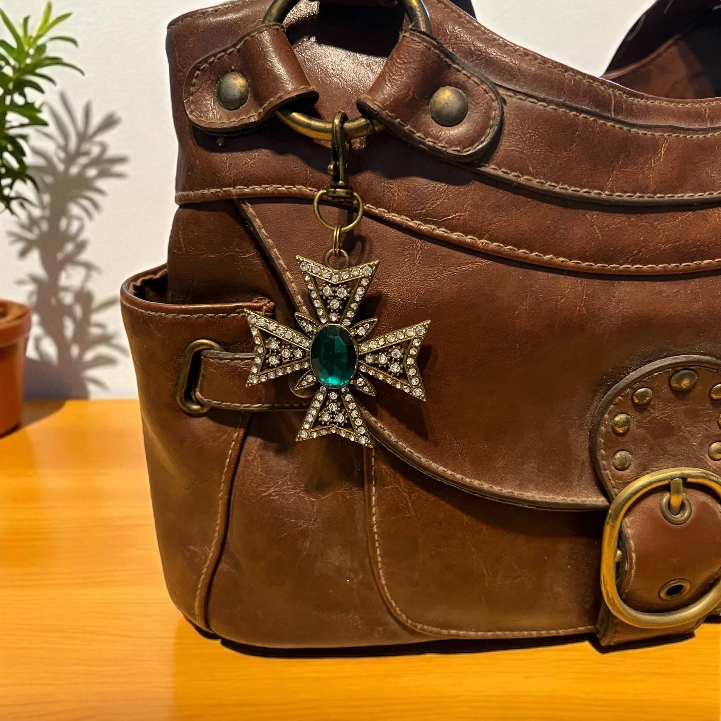 Colgante para bolso con cremallera occidental boho con cruz de latón