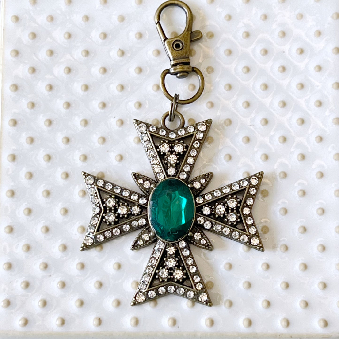 Emerald Jeweled Cross Purse Charm – Vintage-Inspired Bag Accessory