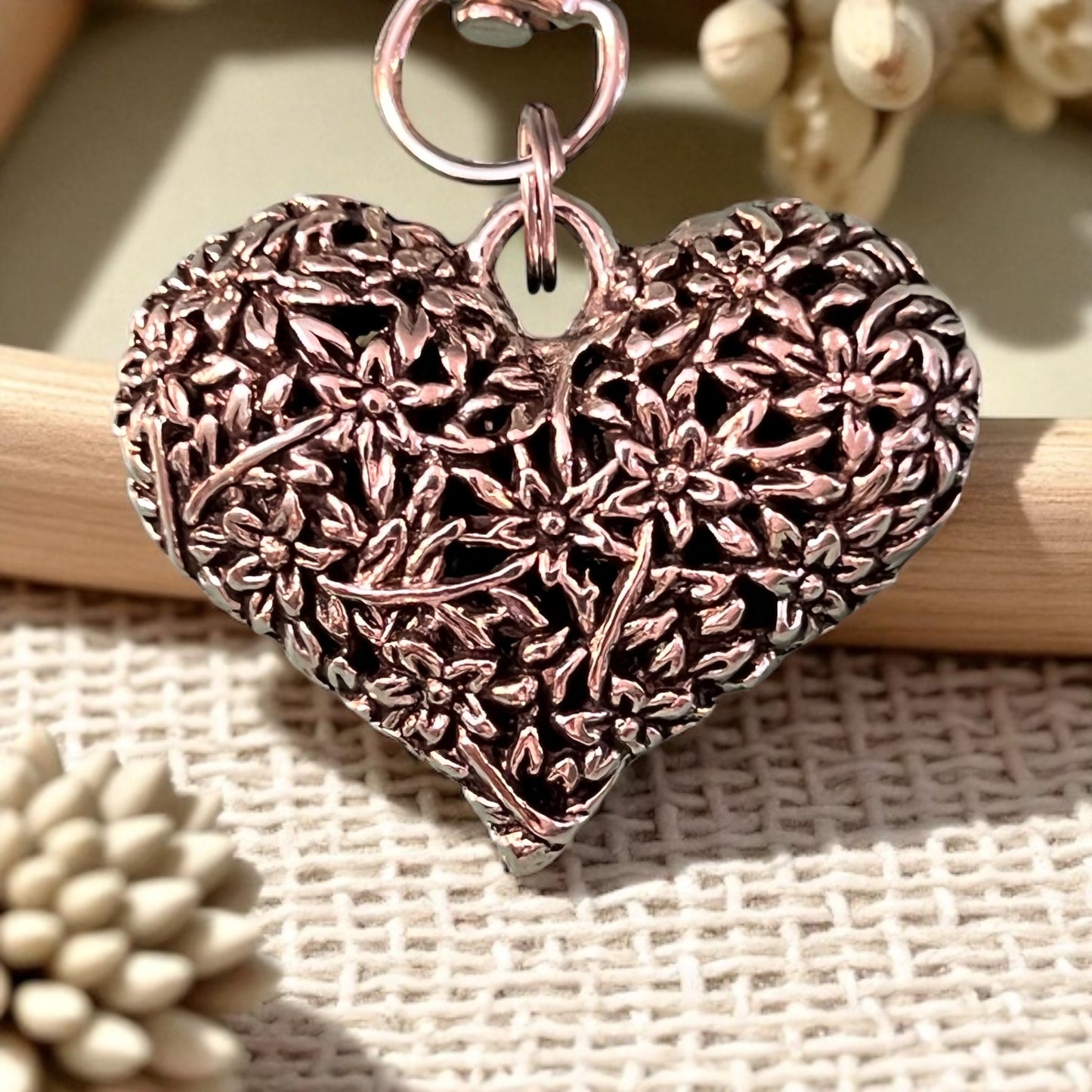 Encanto del bolso del llavero del tirón de la cremallera del corazón de plata con las flores grabadas