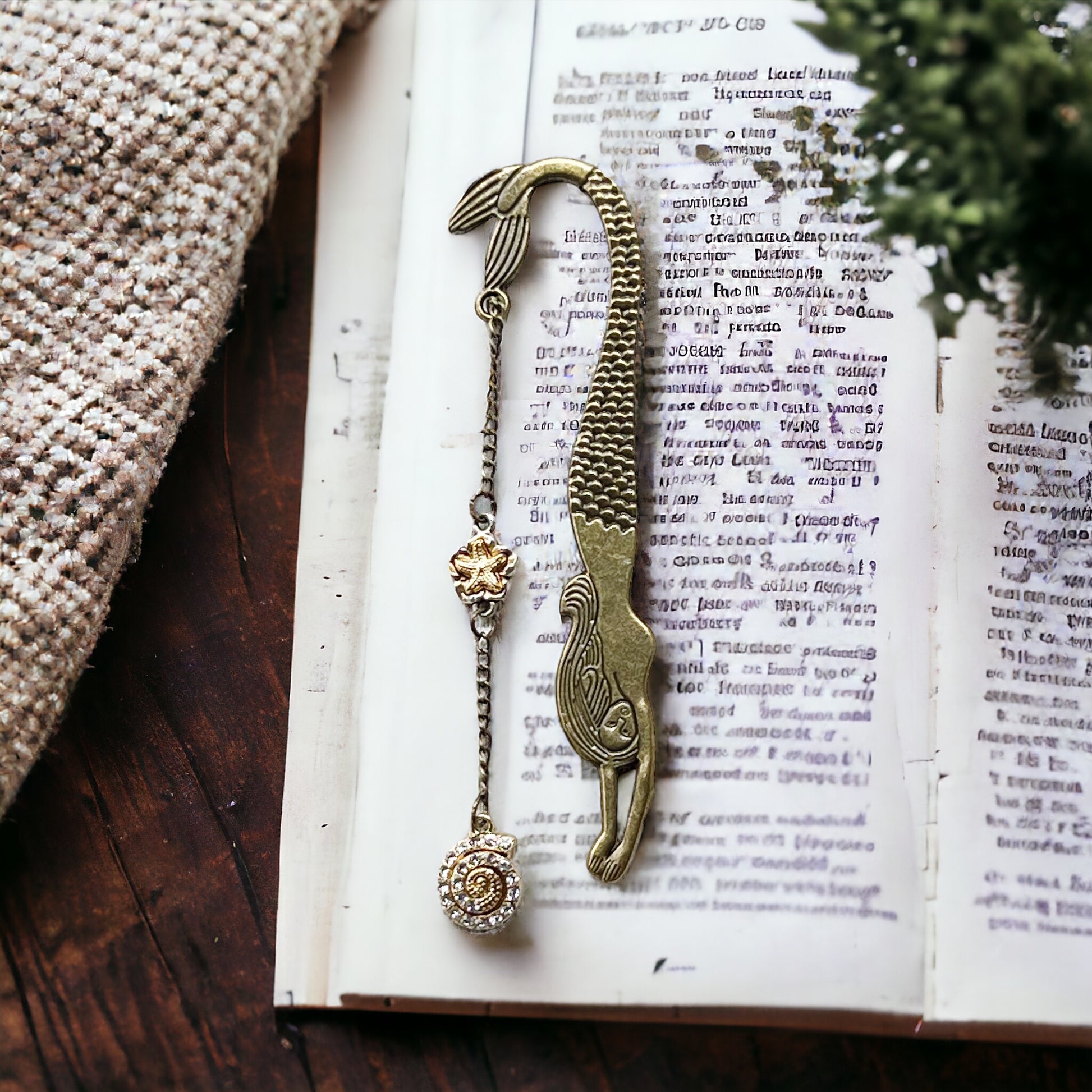 Metal Mermaid Bookmark with Seashell Dangle Chain Charm - Stylish & Unique Reading Accessory