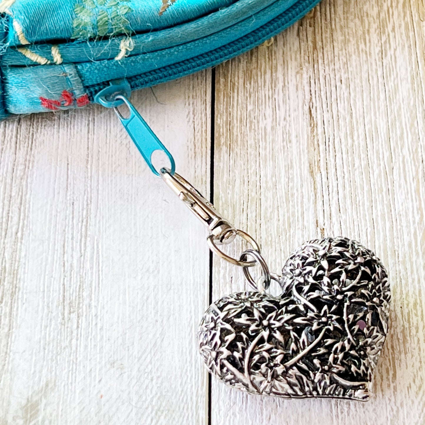Floral Heart Purse Charm – Intricate Silver Botanical Keychain for Her