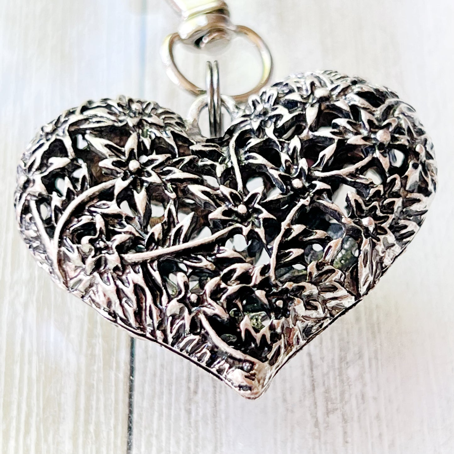 Floral Heart Purse Charm – Intricate Silver Botanical Keychain for Her