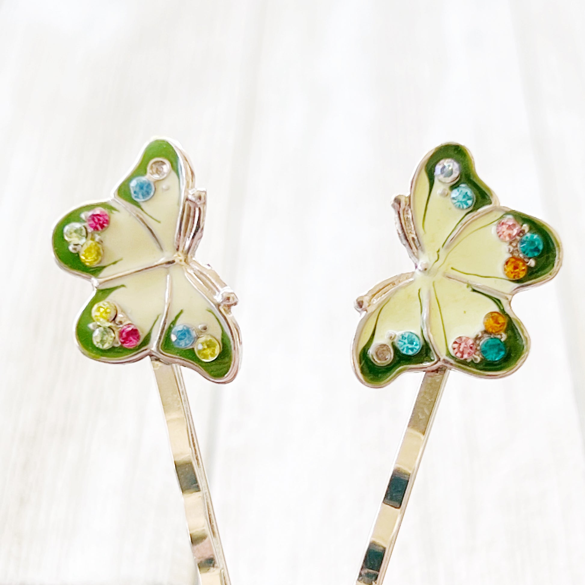 Size photo of green butterfly hair pins with ruler measurements