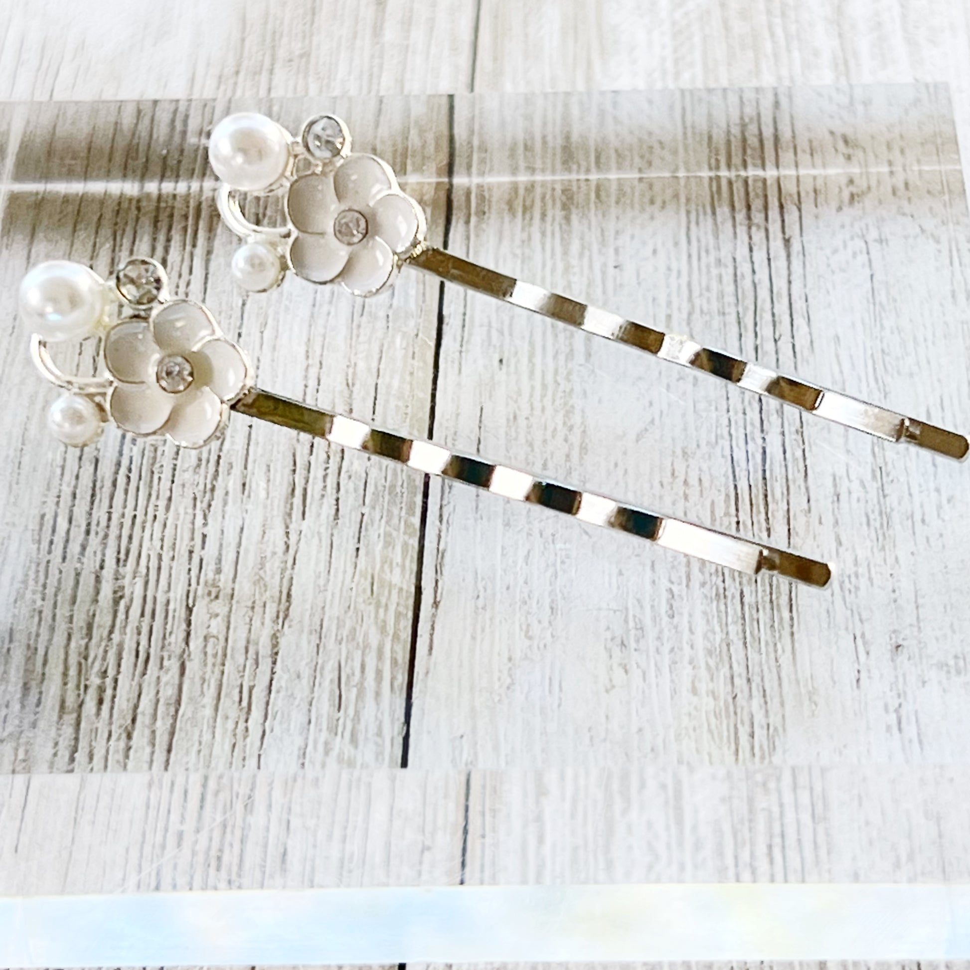 White Flower Pearl & Rhinestone Hair Pins: Elegant Silver Accents