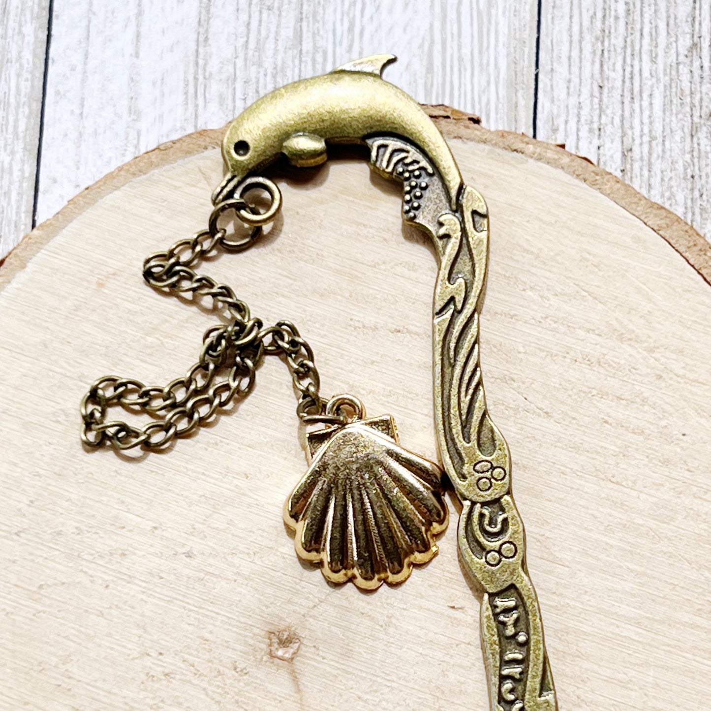 Metal Dolphin Bookmark with Seashell Dangle Chain Charm - Coastal-Inspired Reading Accessory