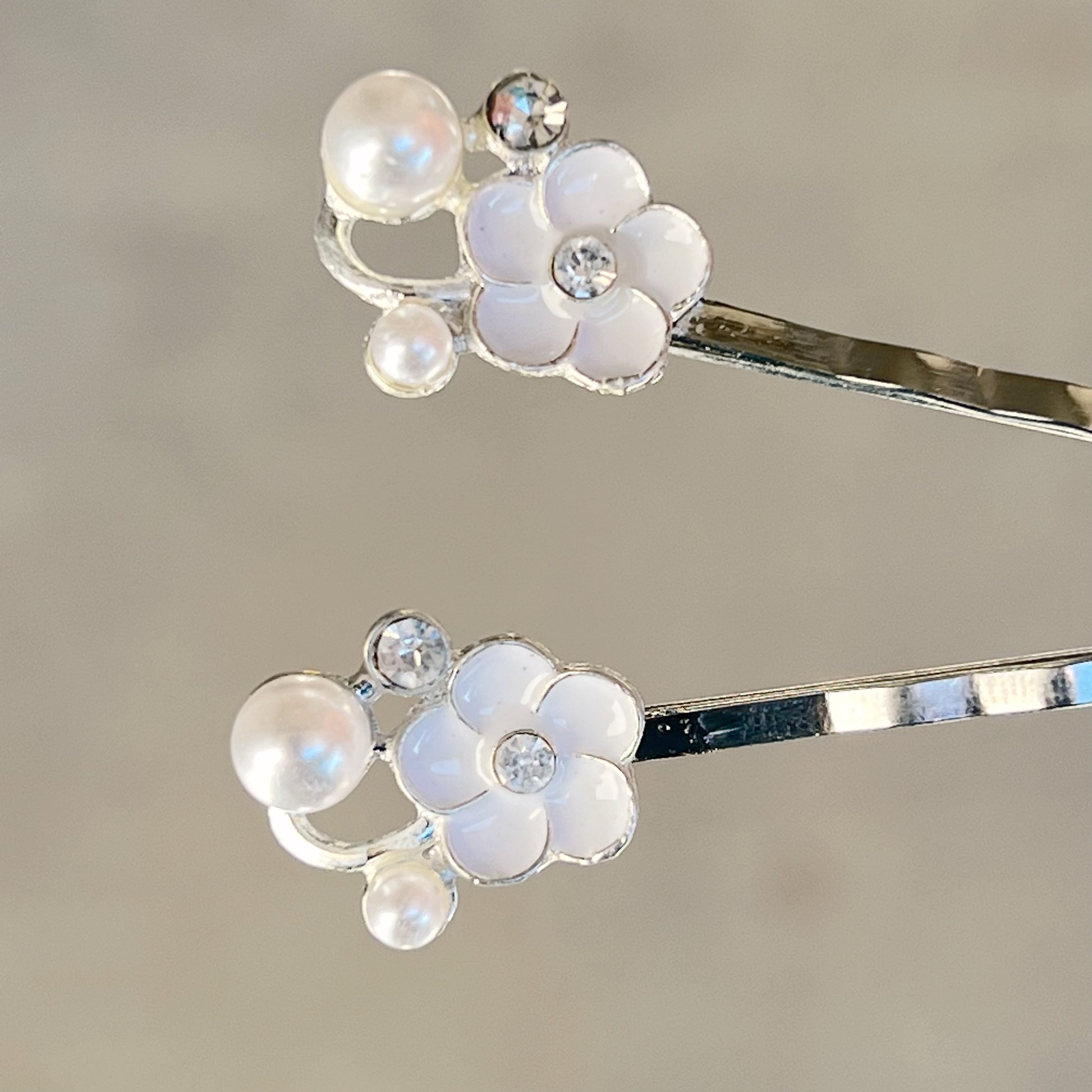 White Flower Pearl & Rhinestone Hair Pins: Elegant Silver Accents