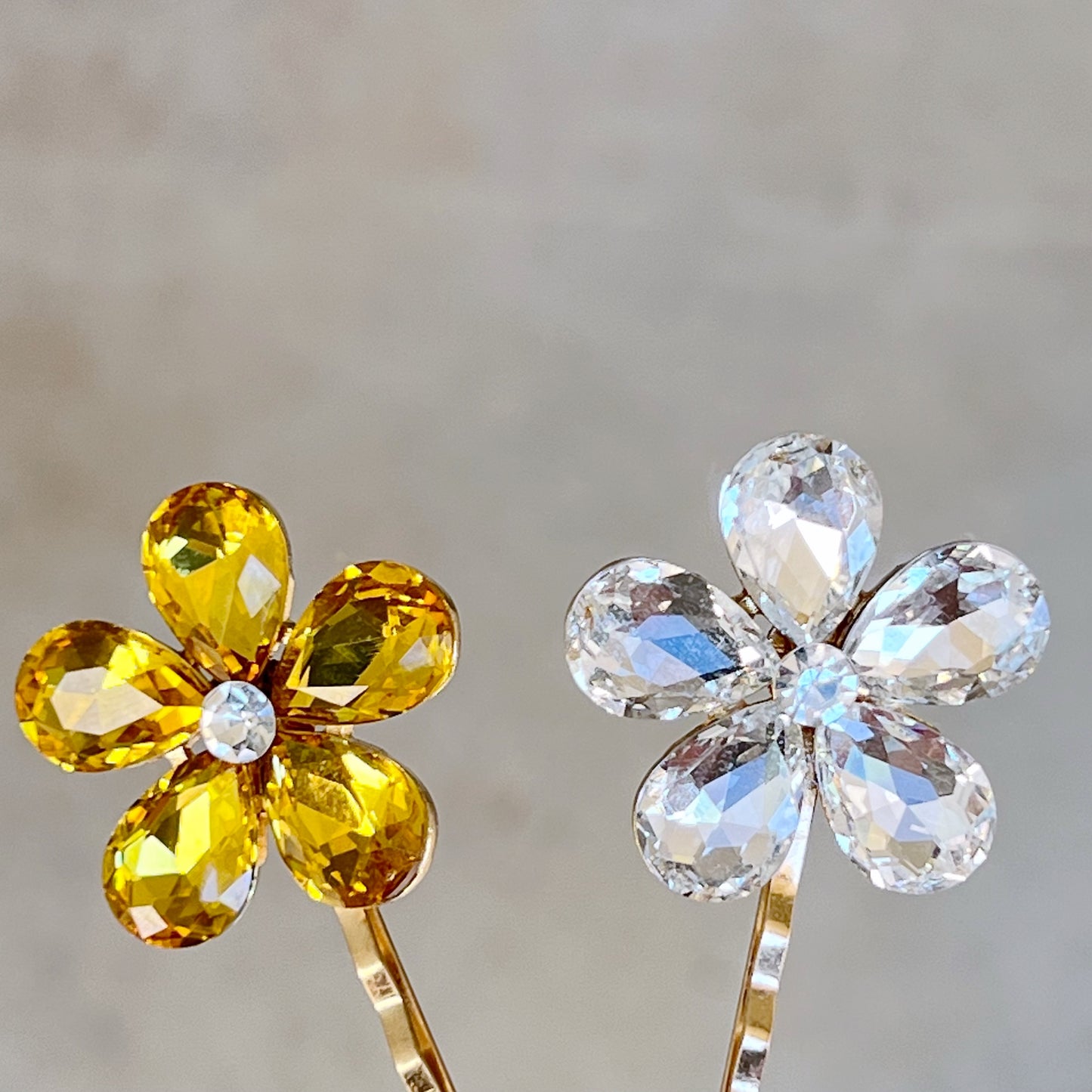 Yellow & Clear Rhinestone Flower Gold Bobby Pins: Stylish Accents for Glamorous Hairdos