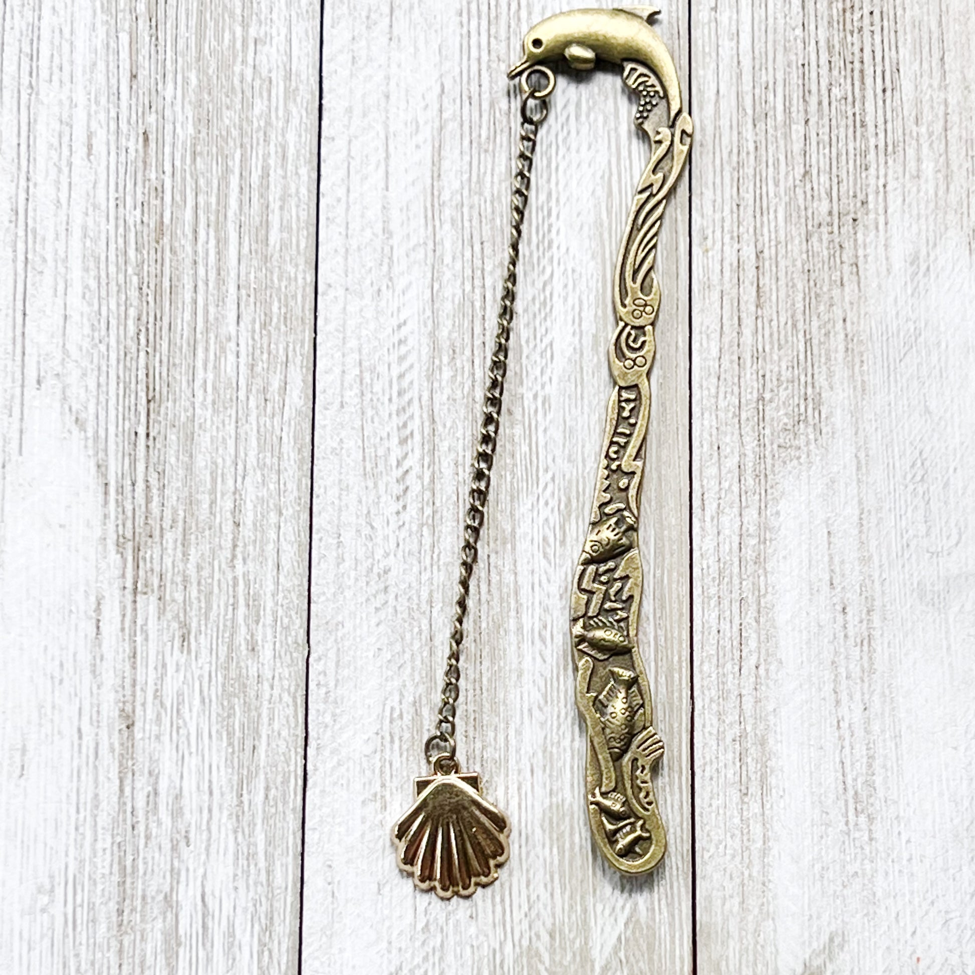 Metal Dolphin Bookmark with Seashell Dangle Chain Charm - Coastal-Inspired Reading Accessory