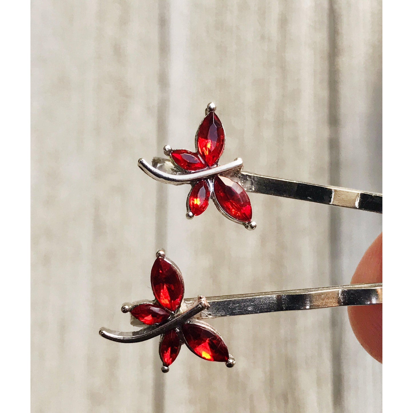 Measurement of red dragonfly hair pin shown on size chart