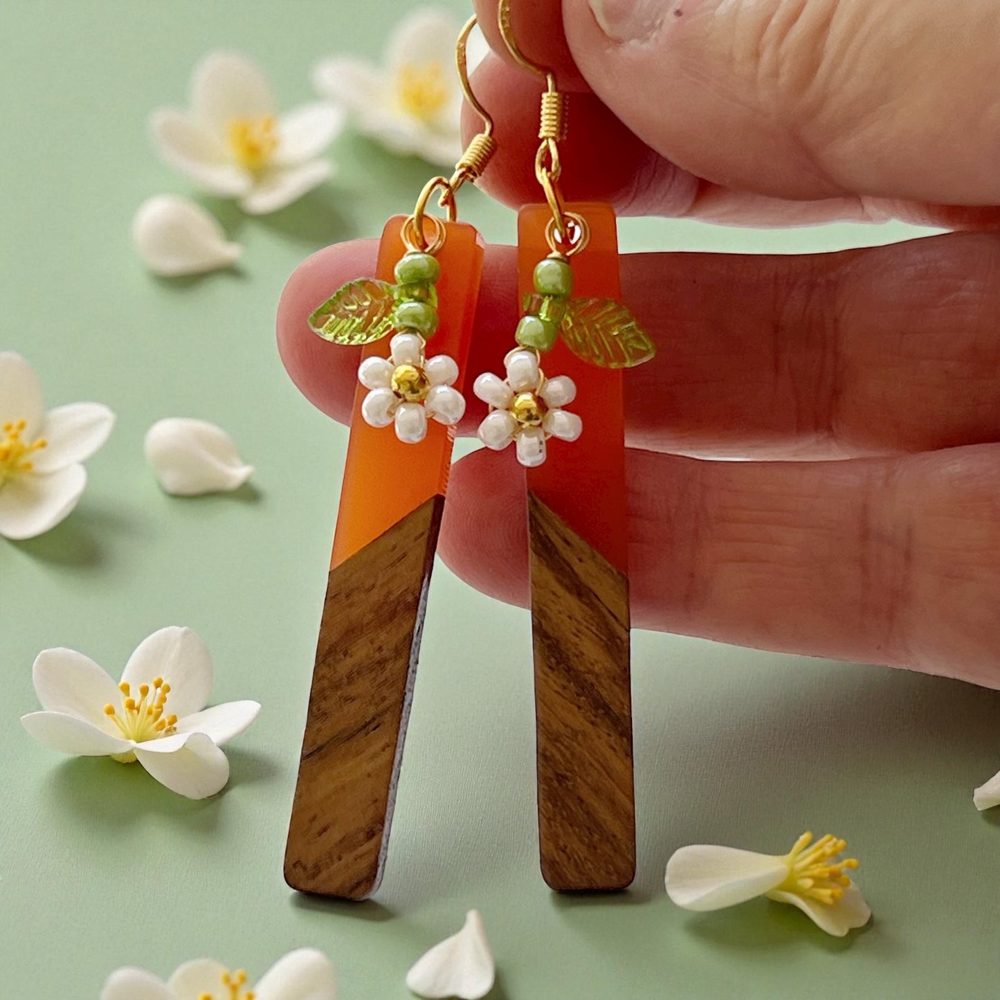 Boho Wood & Resin Daisy Earrings – Lightweight Botanical Dangles