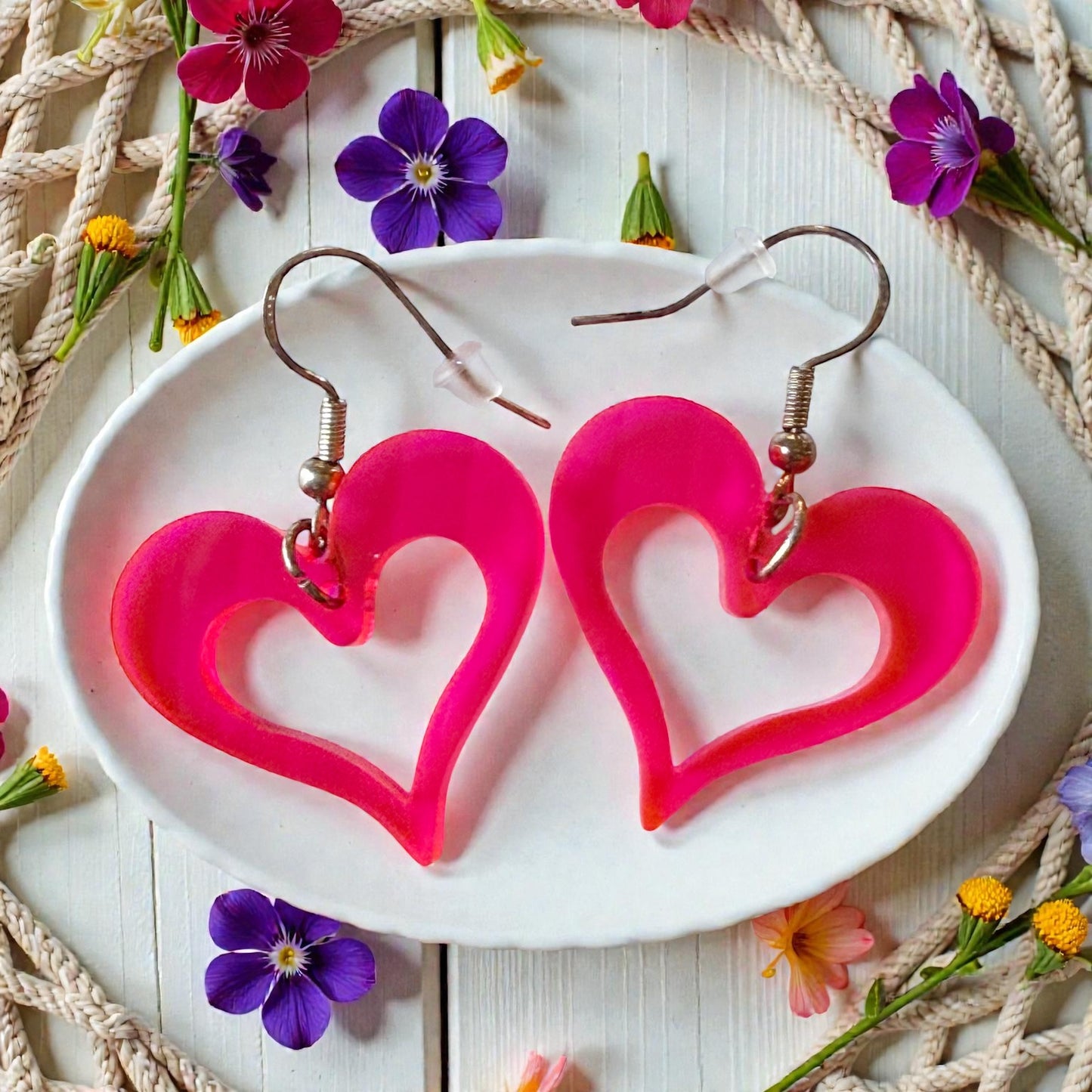 Neon Pink Heart Acrylic Earrings – Retro Y2K Statement Dangles
