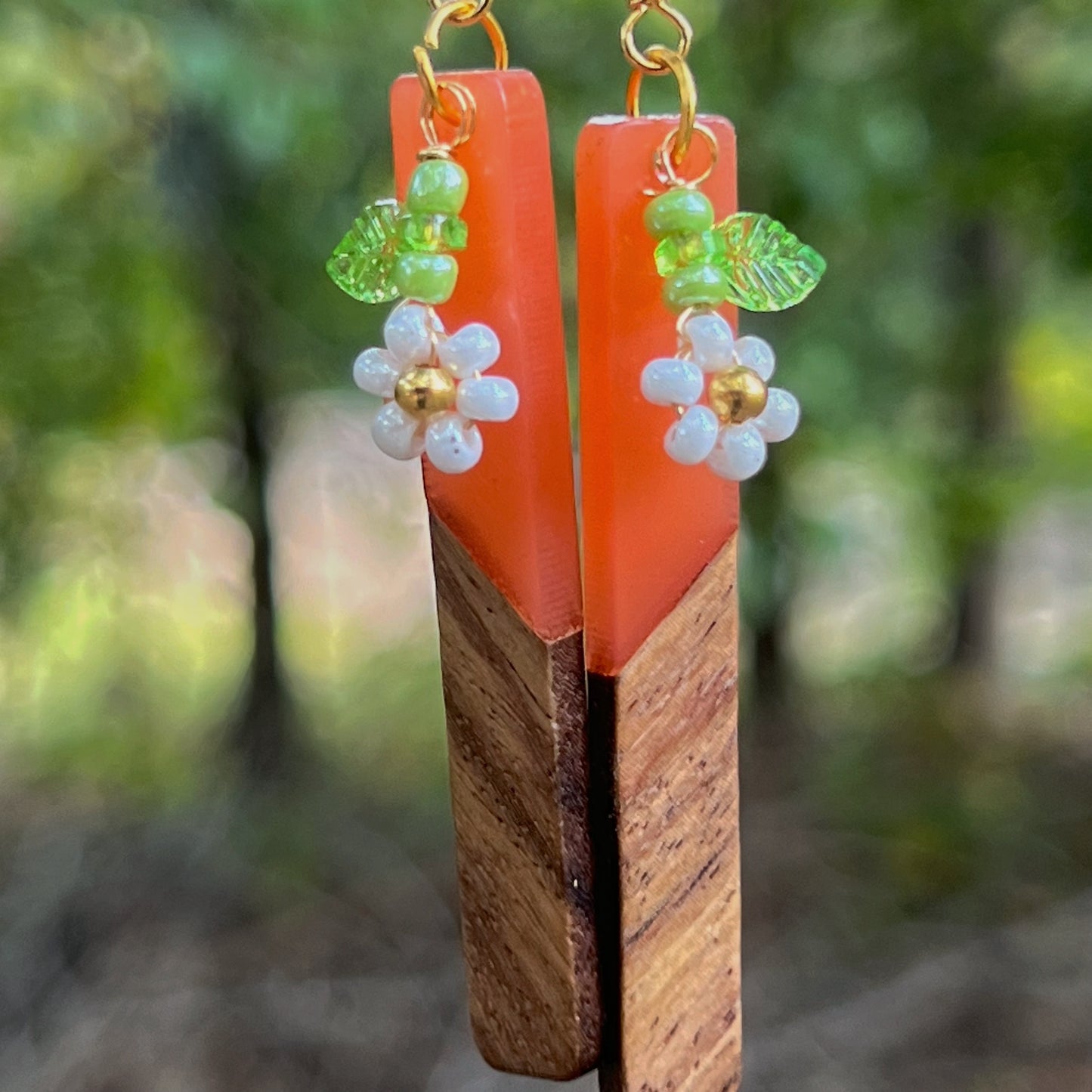 Boho Wood & Resin Daisy Earrings – Lightweight Botanical Dangles