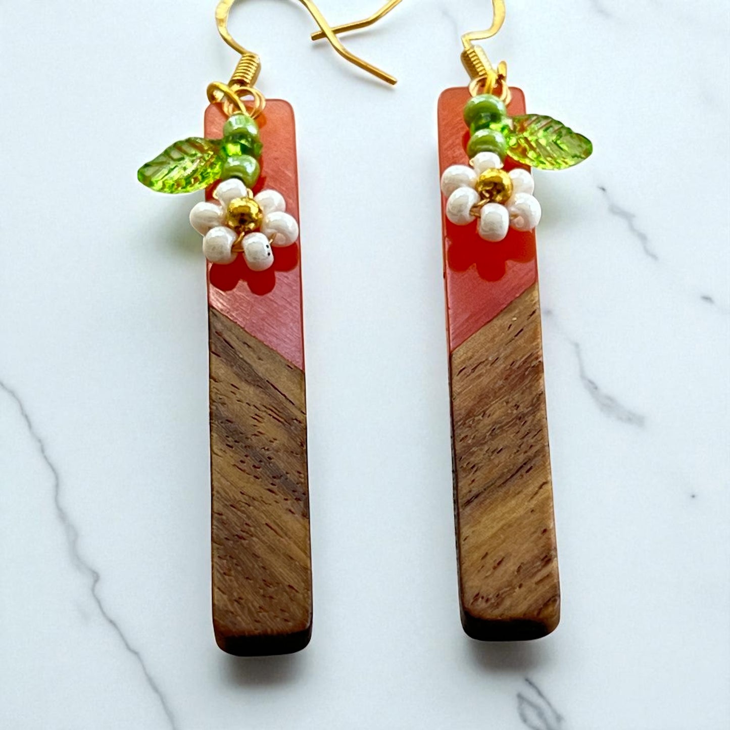 Boho Wood & Resin Daisy Earrings – Lightweight Botanical Dangles