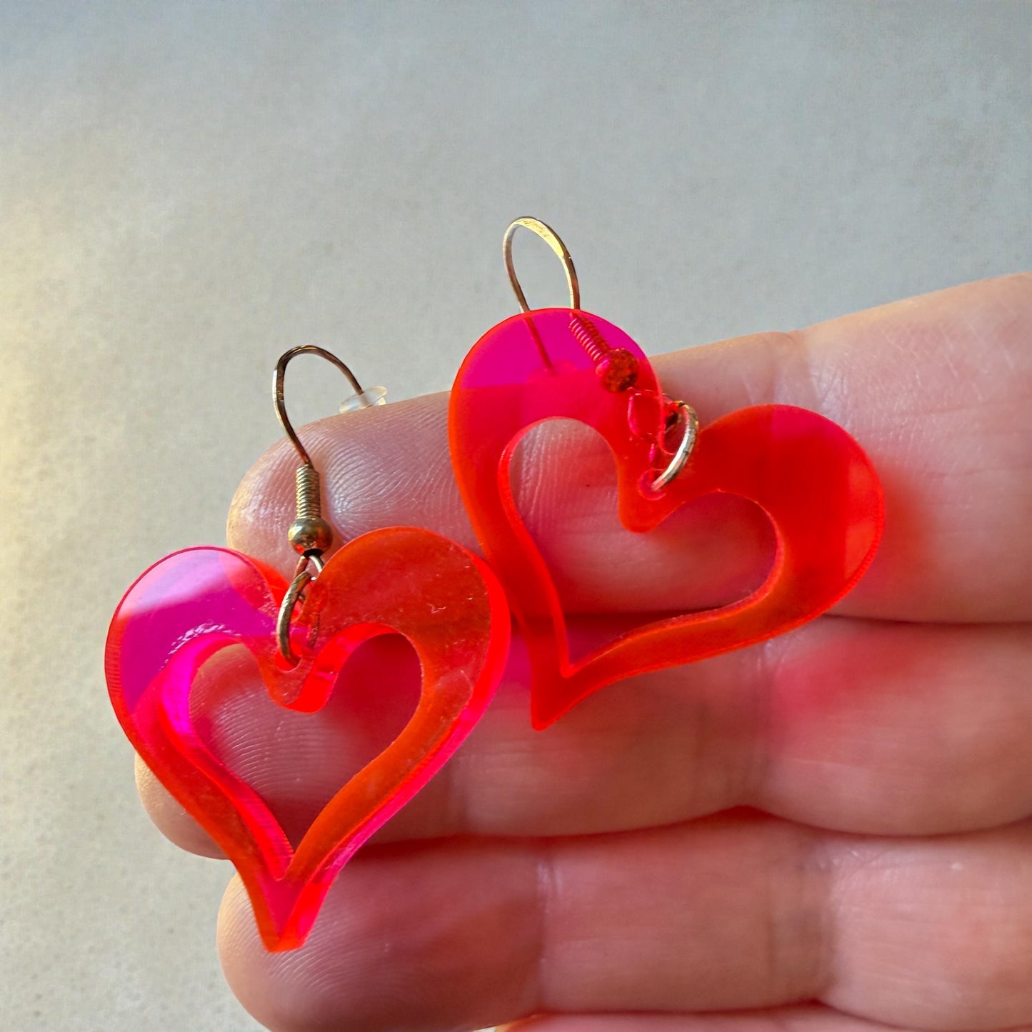 Neon Pink Heart Acrylic Earrings – Retro Y2K Statement Dangles