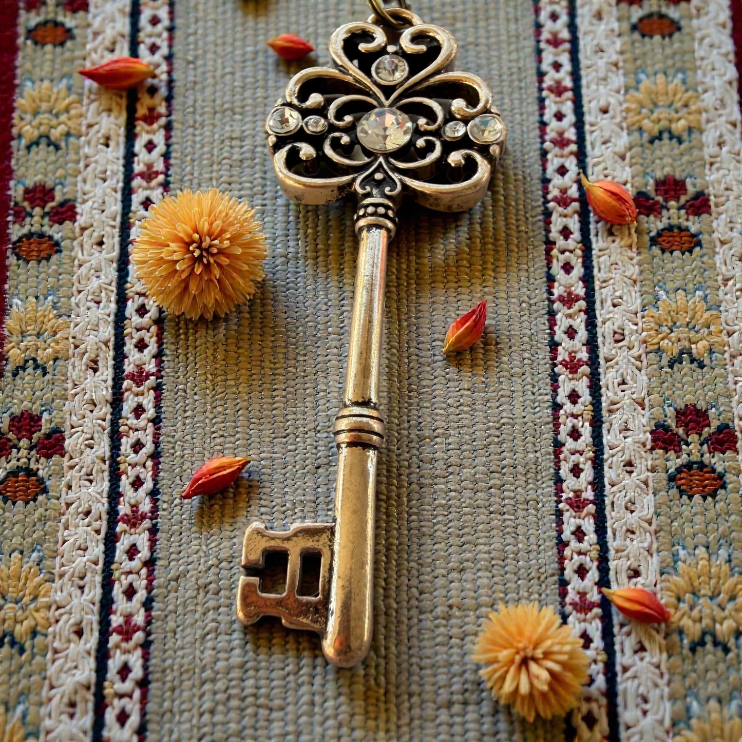 Vintage Rhinestone Key Purse Charm – Antique Gold Bag Accessory