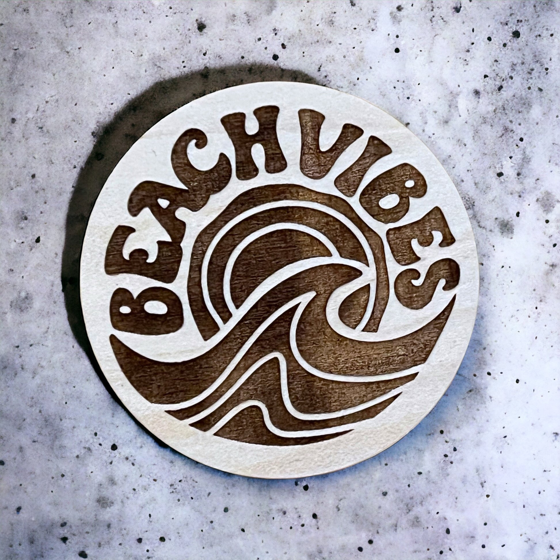 Beach Vibes Wave Magnet – Round Wood Coastal Decor for Ocean Lovers