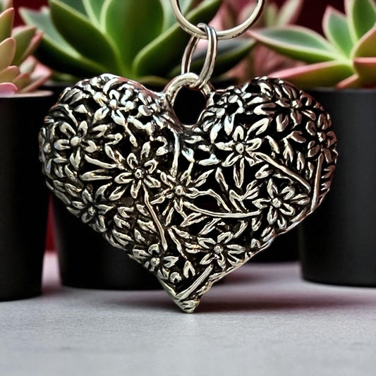 Encanto del bolso del llavero del tirón de la cremallera del corazón de plata con las flores grabadas