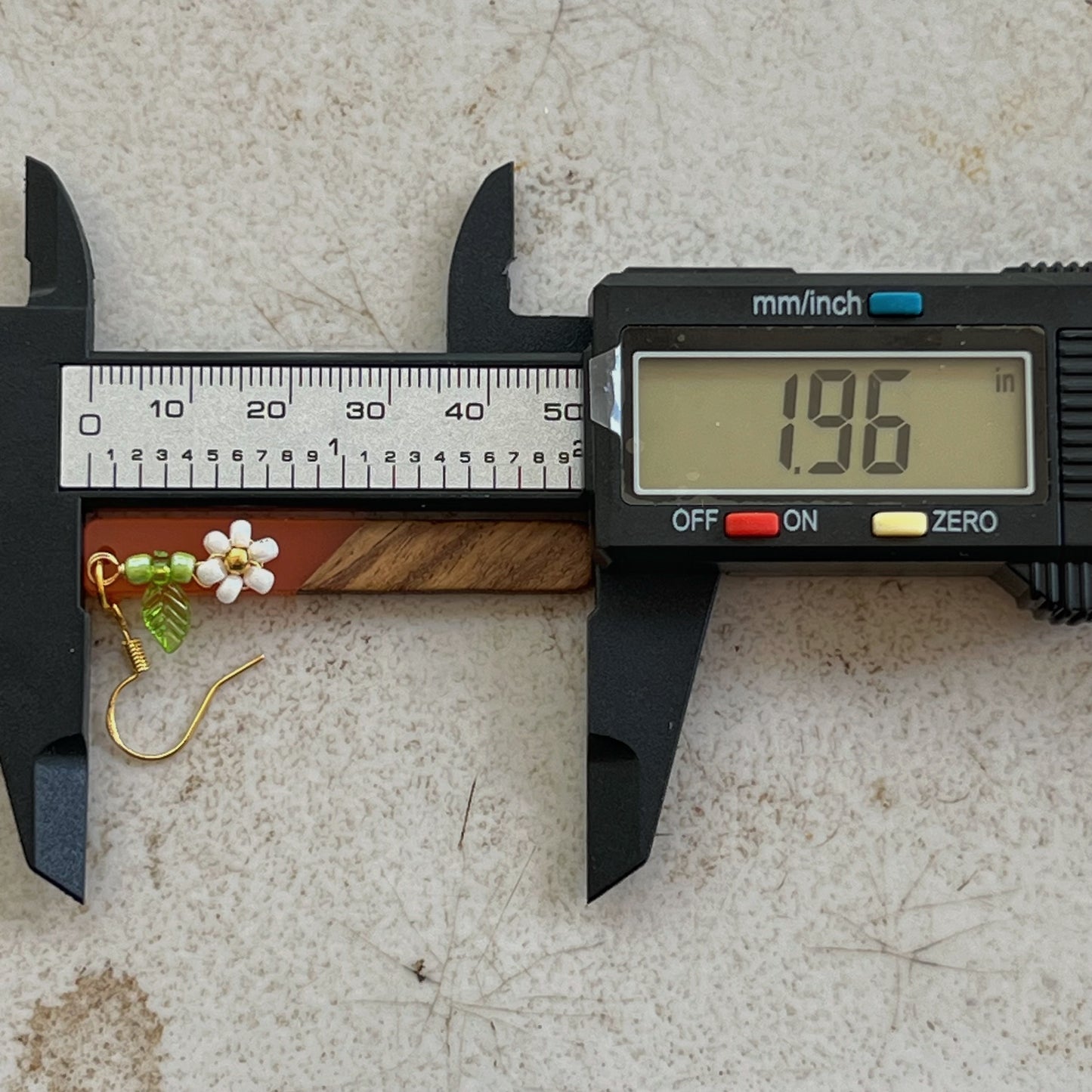 Boho Wood & Resin Daisy Earrings – Lightweight Botanical Dangles