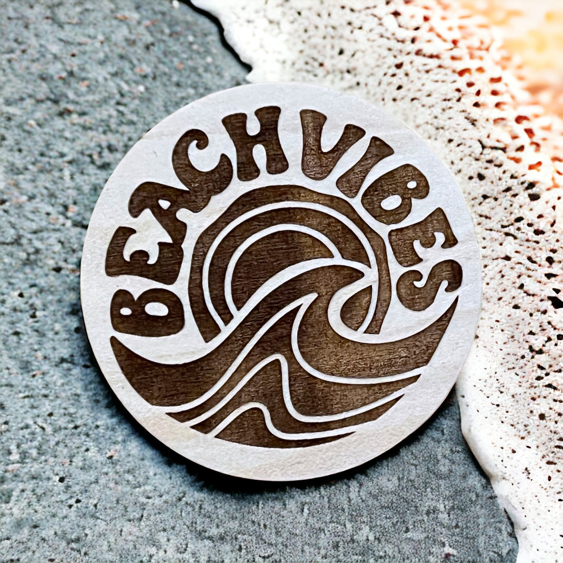 Beach Vibes Wave Magnet – Round Wood Coastal Decor for Ocean Lovers