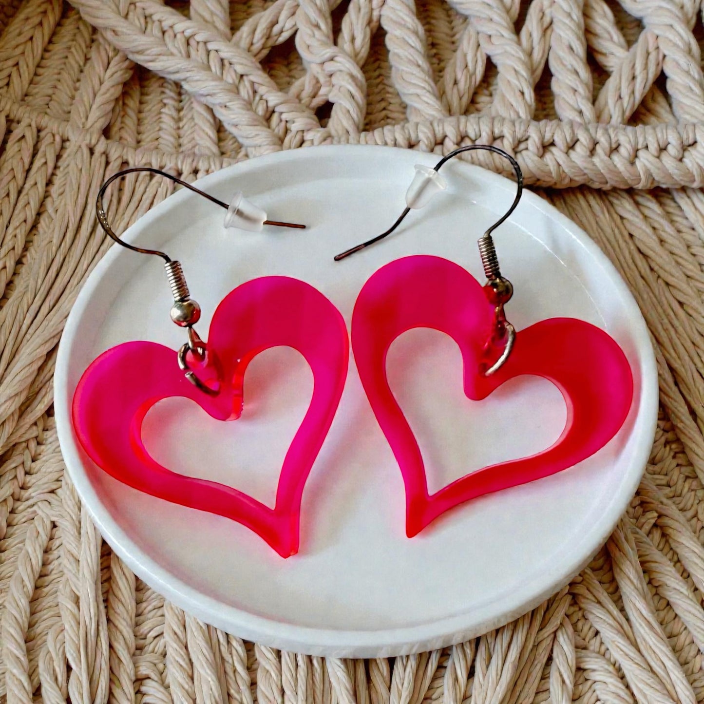 Neon Pink Heart Acrylic Earrings – Retro Y2K Statement Dangles