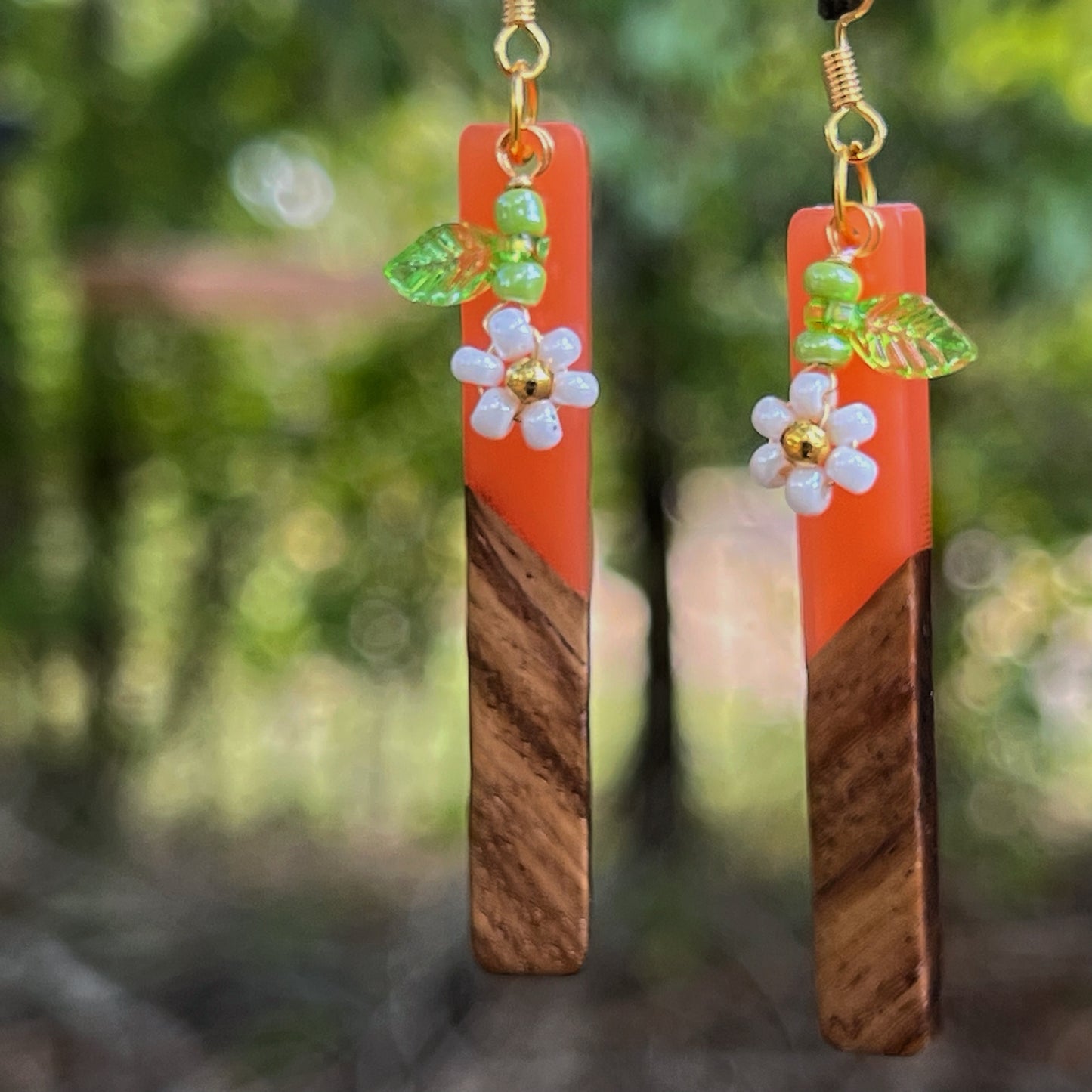 Boho Wood & Resin Daisy Earrings – Lightweight Botanical Dangles