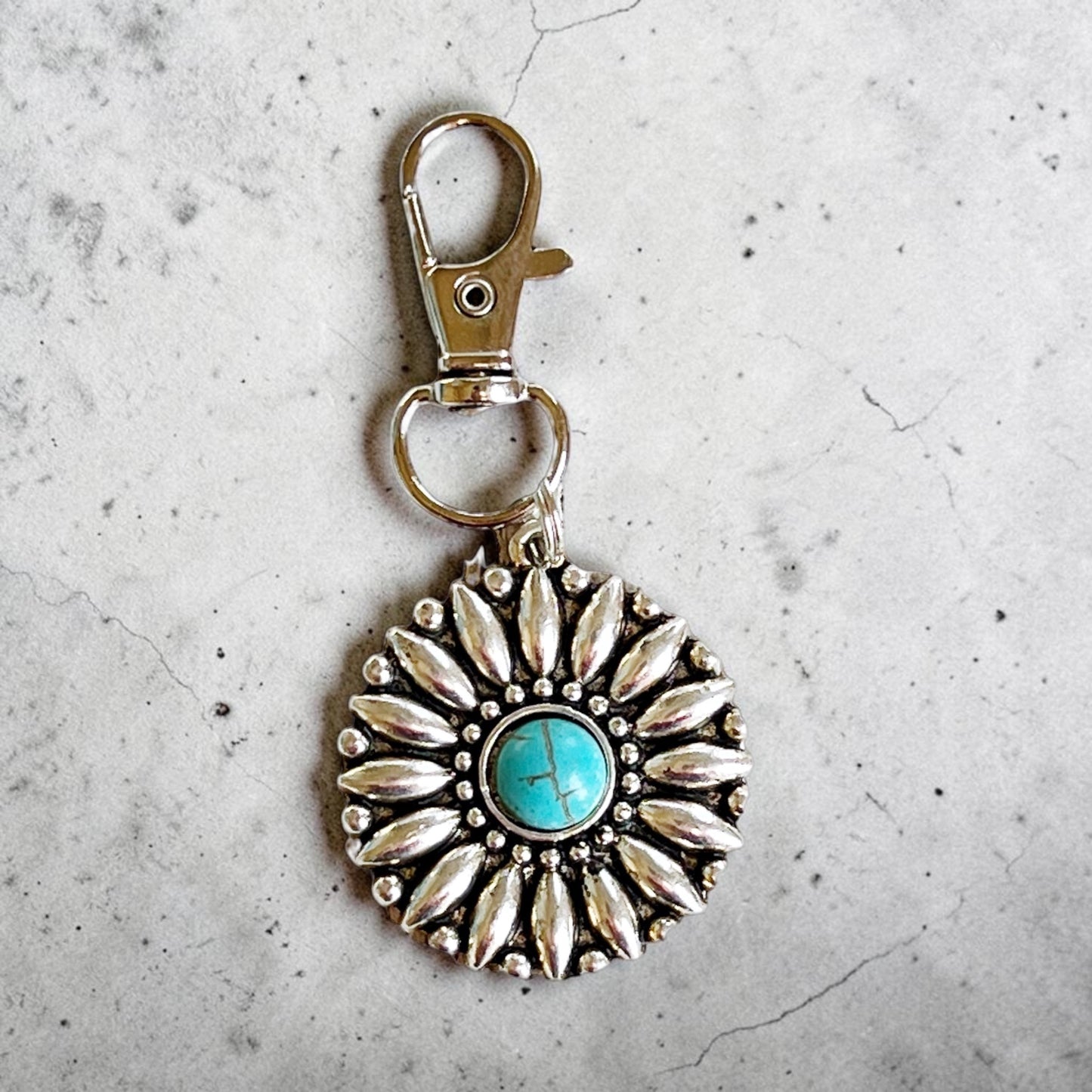 Charm para bolso con tirador de cremallera y color turquesa occidental