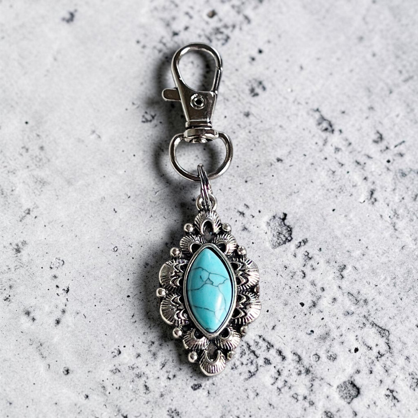 Charm para bolso con tirador de cremallera y color turquesa occidental