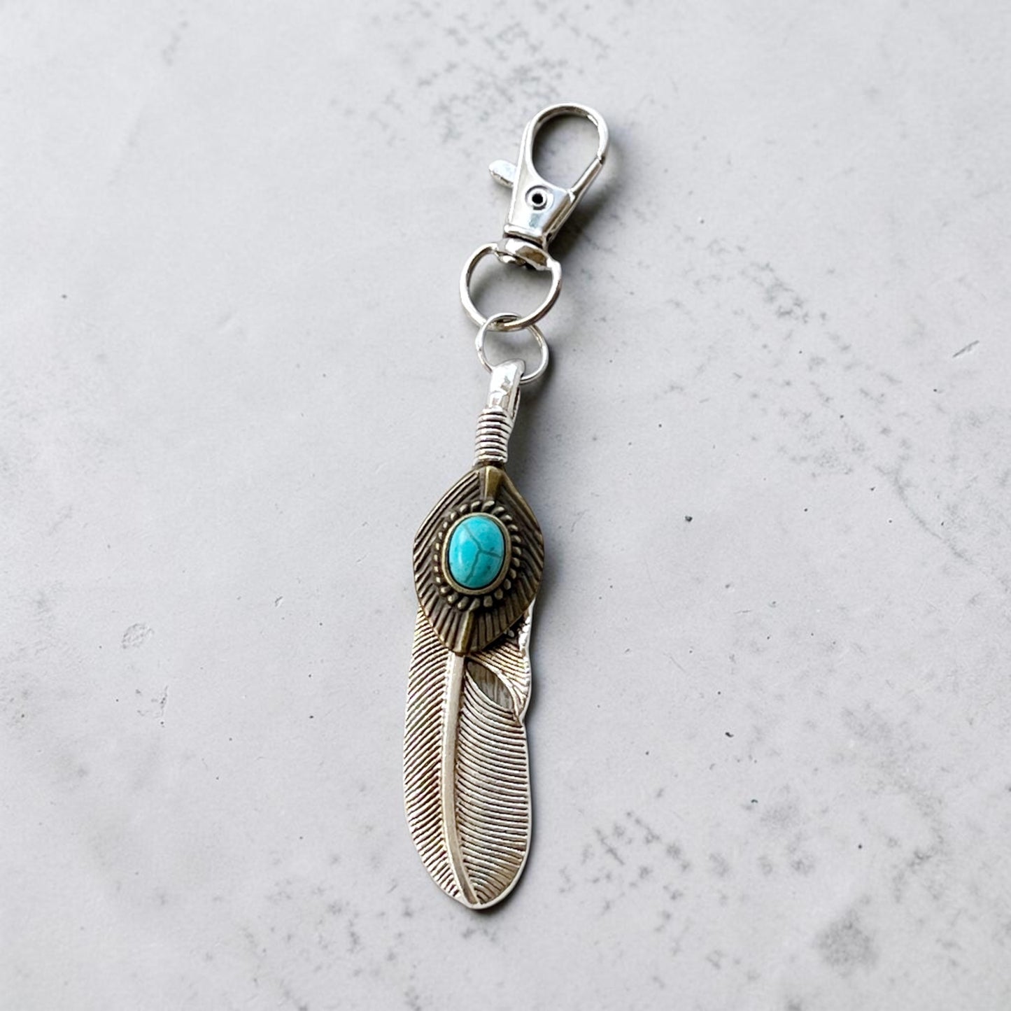 Encanto de llavero con tirador de cremallera occidental de plumas de plata turquesa