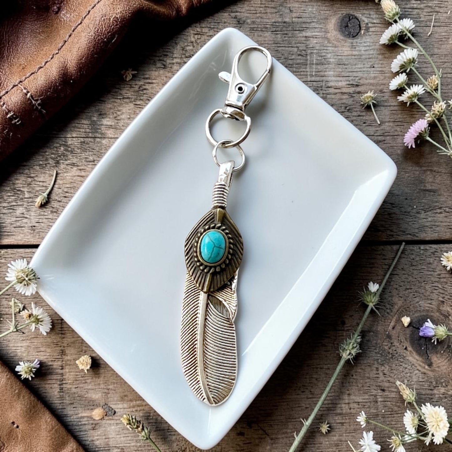 Encanto de llavero con tirador de cremallera occidental de plumas de plata turquesa