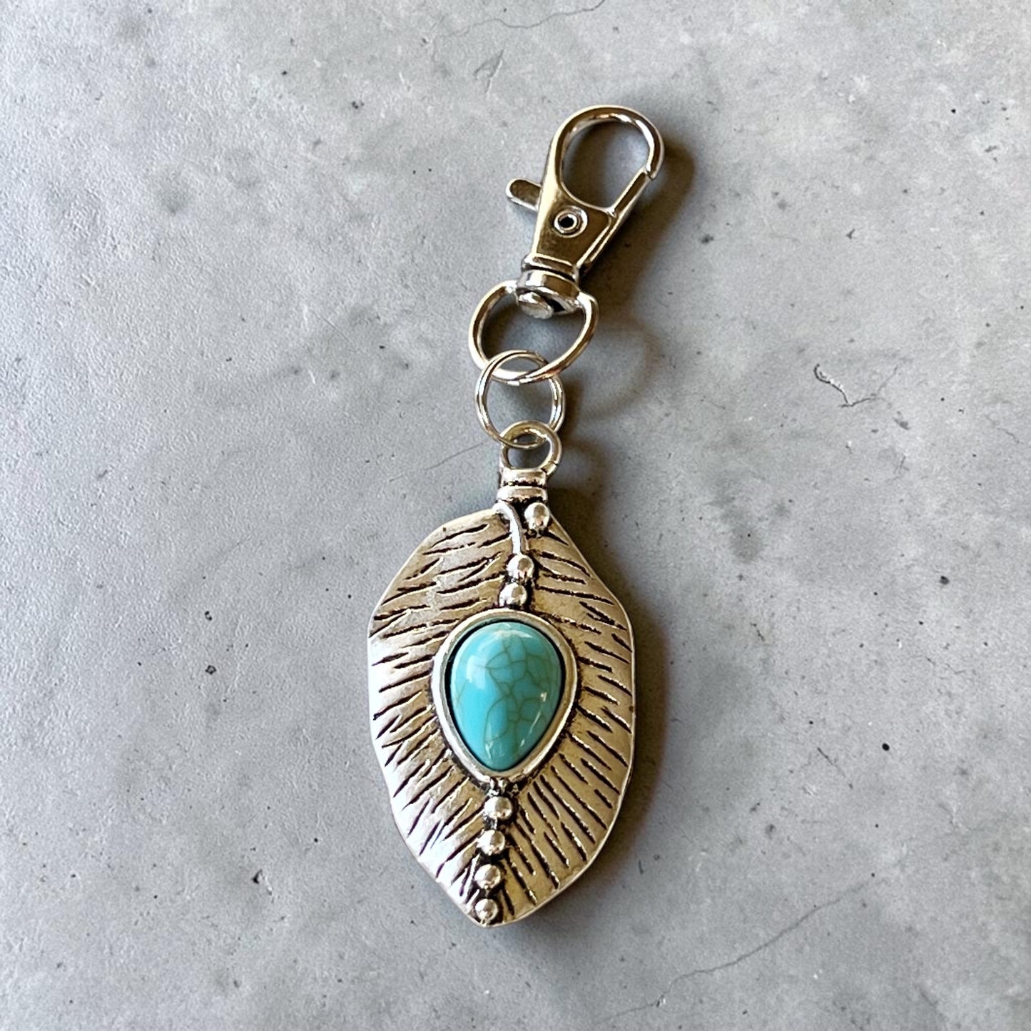 Encanto de llavero con tirador de cremallera occidental de pluma pequeña de plata turquesa