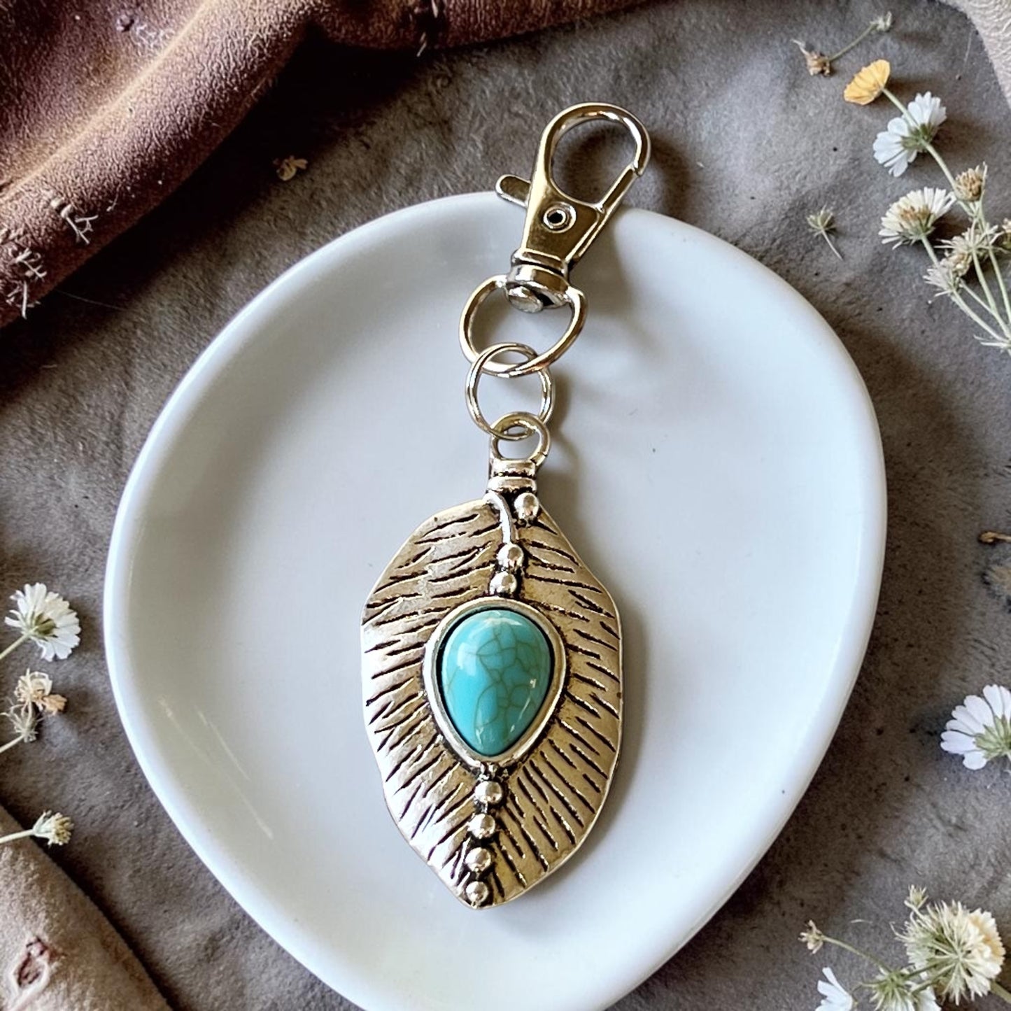 Encanto de llavero con tirador de cremallera occidental de pluma pequeña de plata turquesa