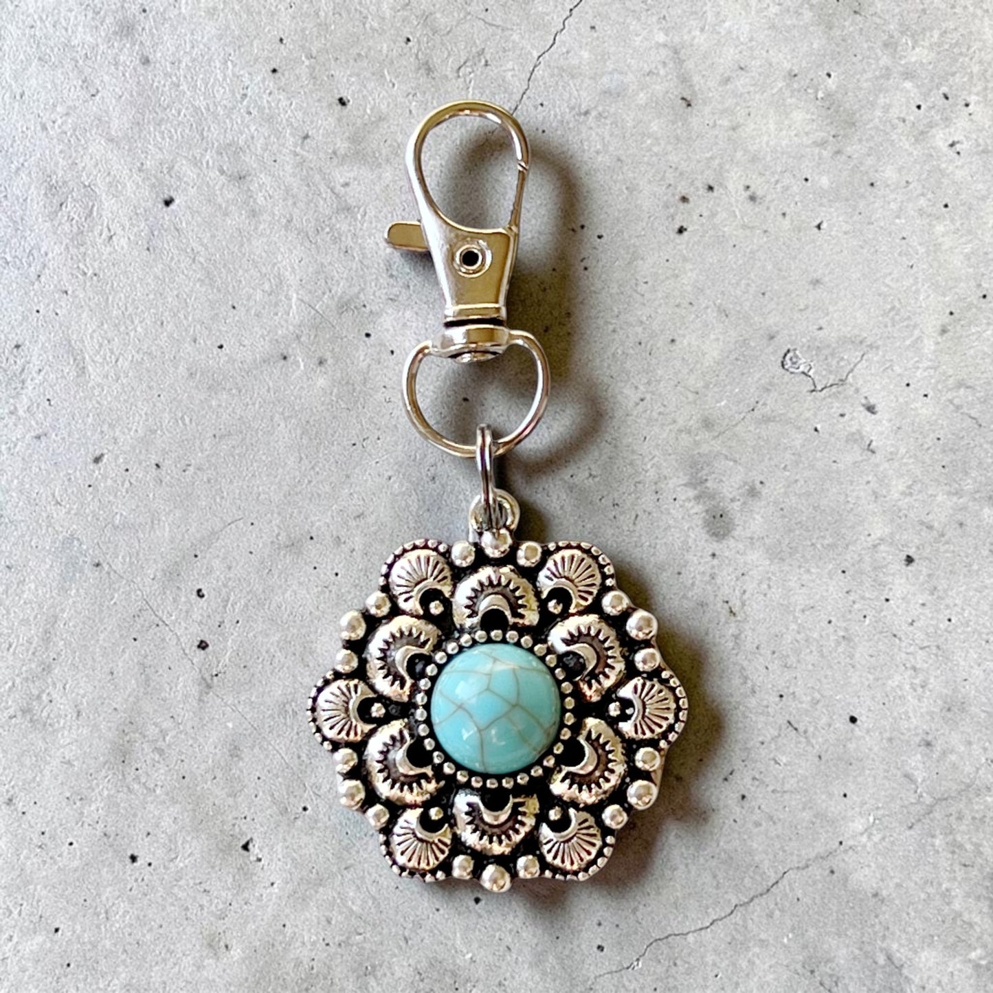 Charm para bolso con tirador de cremallera y color turquesa occidental
