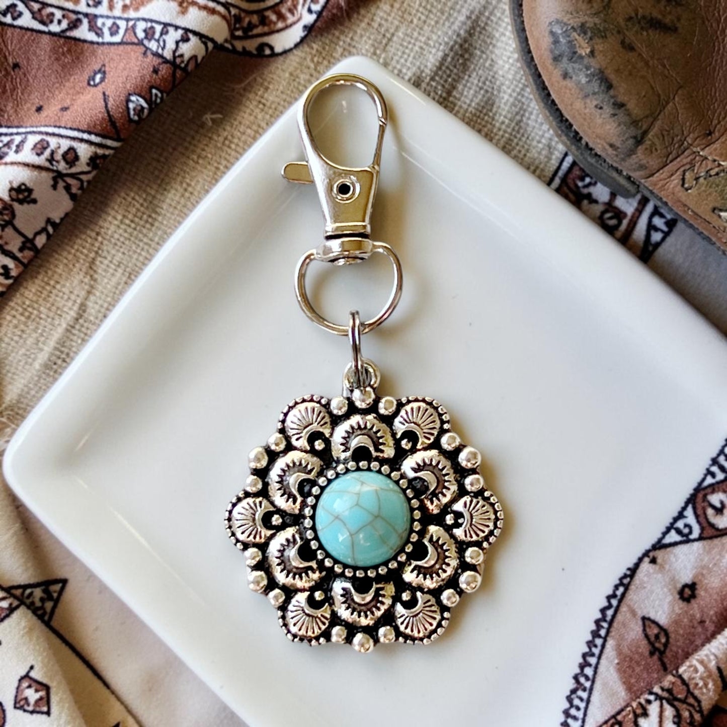 Charm para bolso con tirador de cremallera y color turquesa occidental