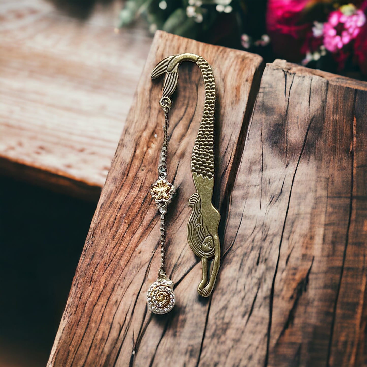 Metal Mermaid Bookmark with Seashell Dangle Chain Charm - Stylish & Unique Reading Accessory