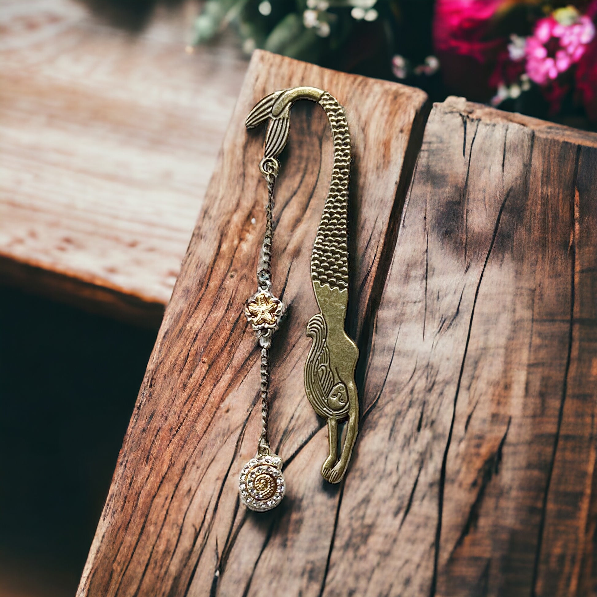 Metal Mermaid Bookmark with Seashell Dangle Chain Charm - Stylish & Unique Reading Accessory