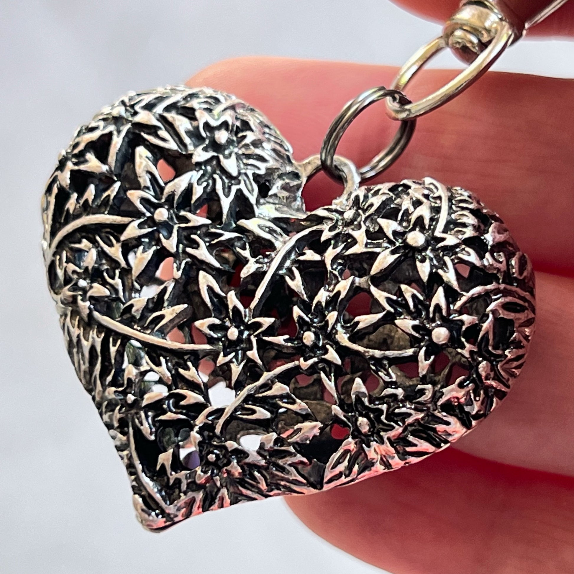 Floral Heart Purse Charm – Intricate Silver Botanical Keychain for Her