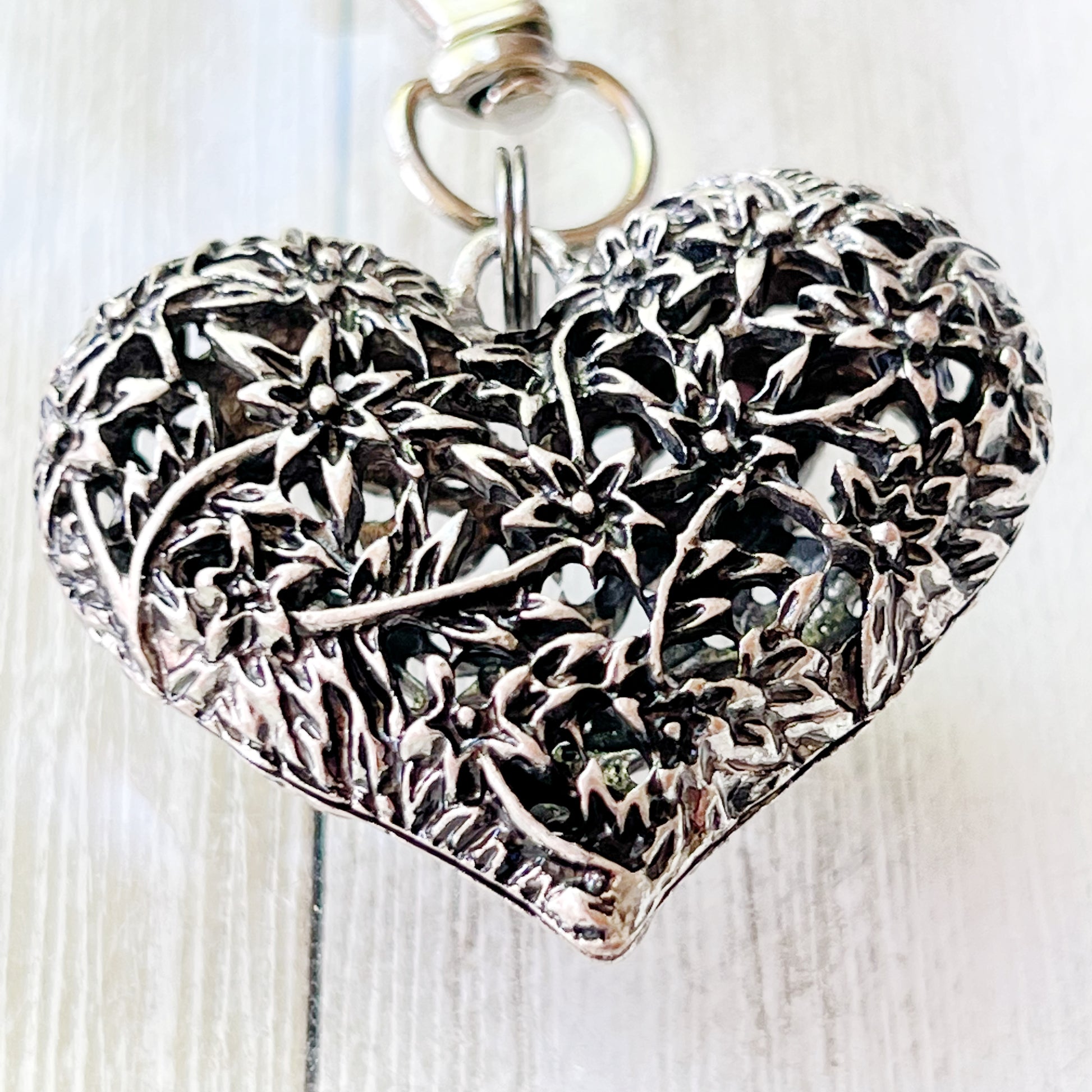Floral Heart Purse Charm – Intricate Silver Botanical Keychain for Her