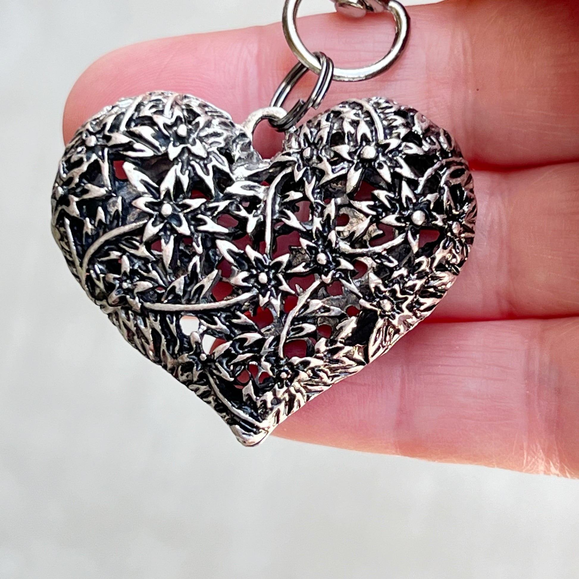Floral Heart Purse Charm – Intricate Silver Botanical Keychain for Her