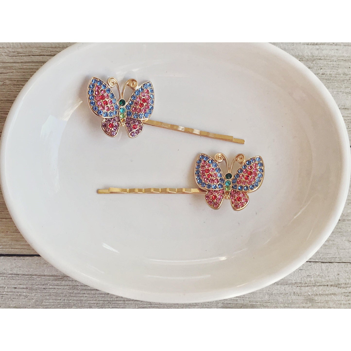 Size of butterfly hair pin shown on grid background