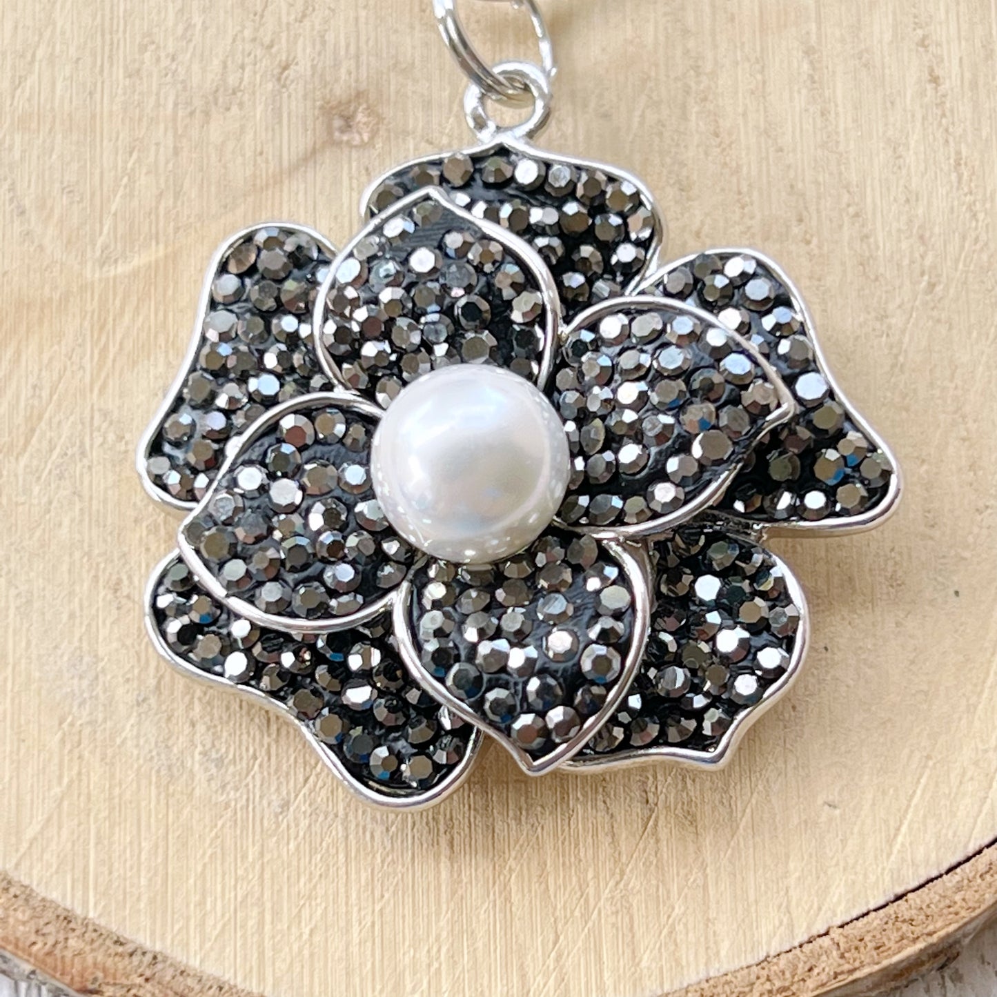 Flower Purse Charm with Rhinestones & Pearl: Elegant Accessory for Your Bag