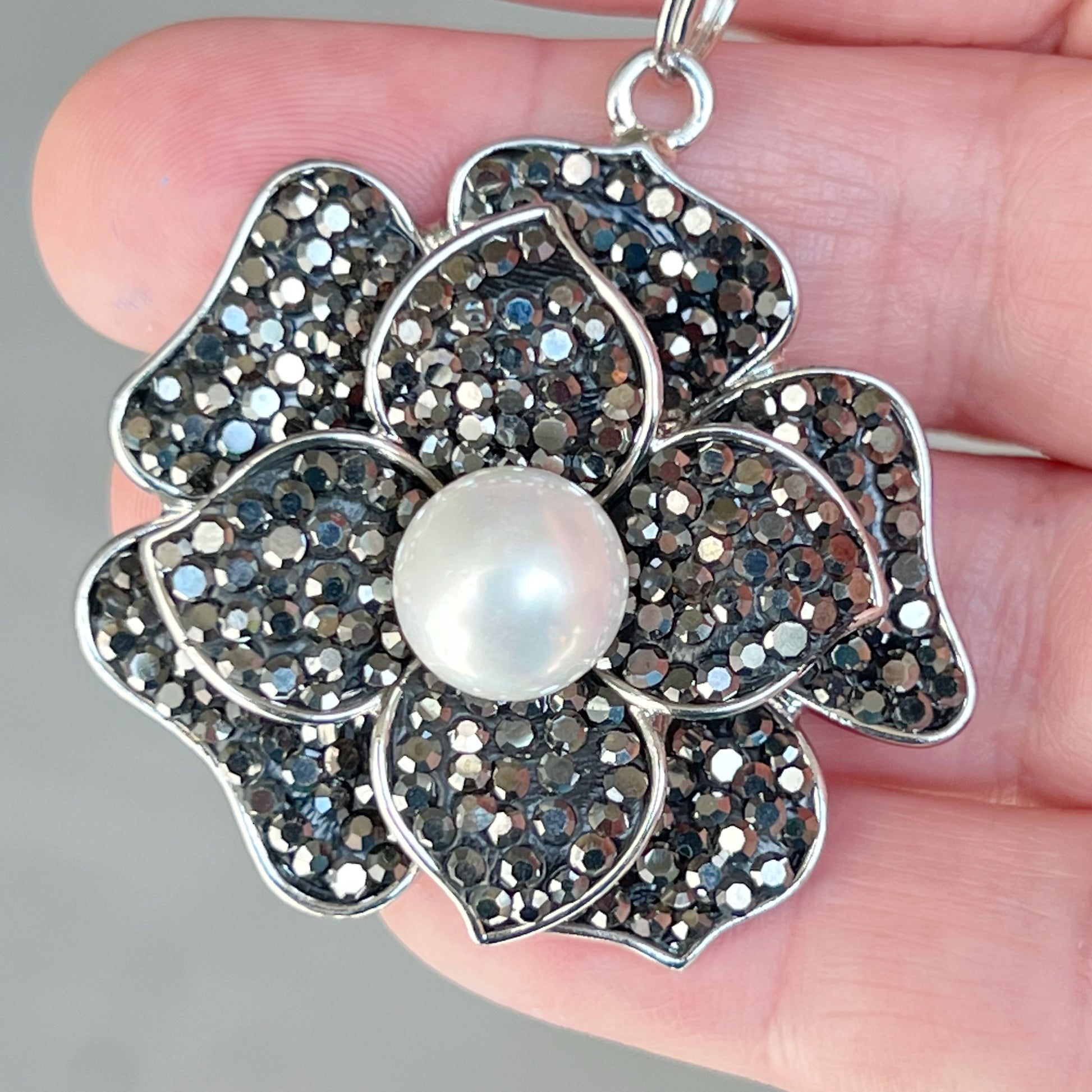 Flower Purse Charm with Rhinestones & Pearl: Elegant Accessory for Your Bag